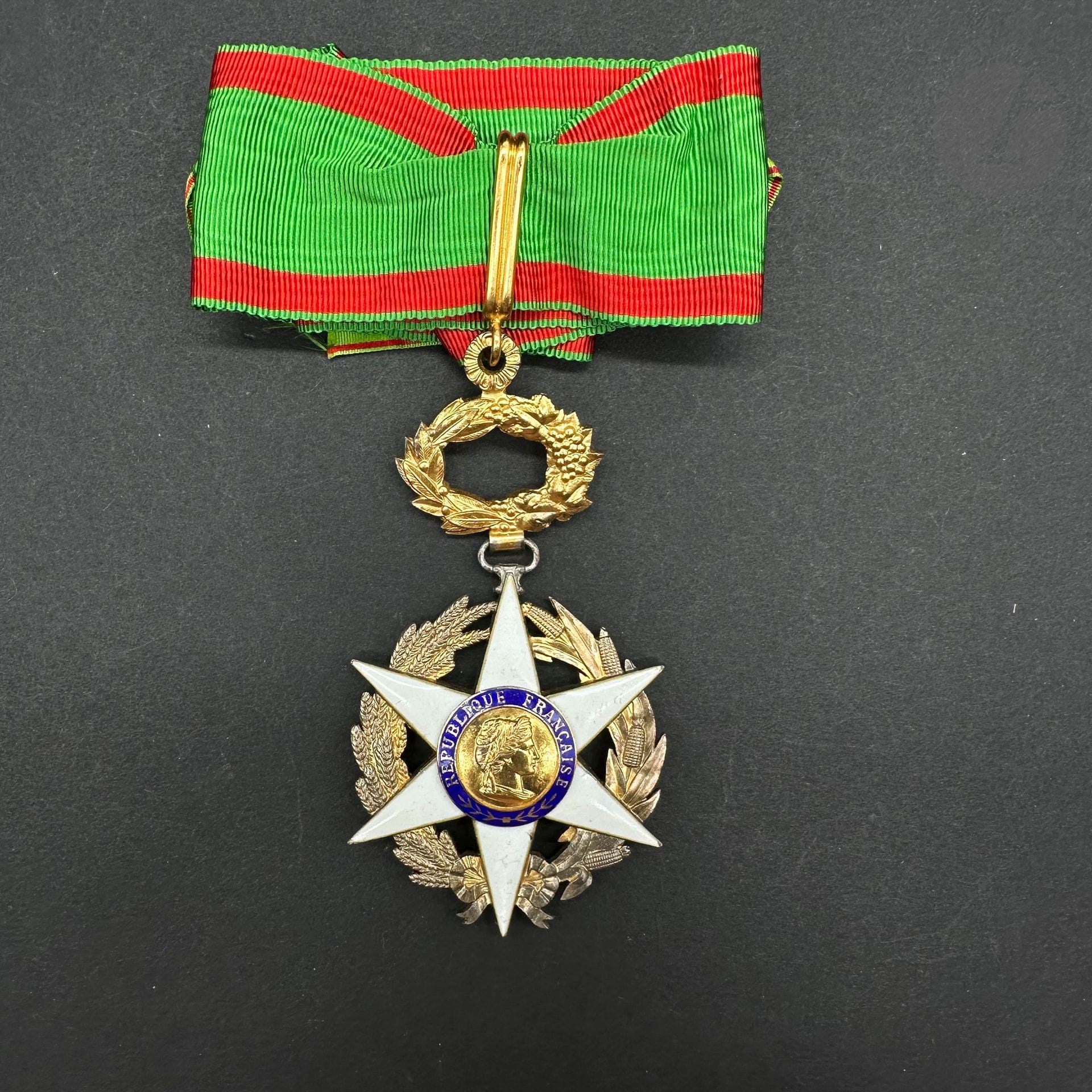 FRANCE

ORDRE DU MÉRITE AGRICOLE.

Insigne de commandeur. 

En vermeil et émail (infimes éclats). Poinçon de titre « 1 » de la Monnaie de Paris. 

95 x 60 mm - Poids brut : 66 g

T.T.B. 

Dans un écrin de la maison Arthus Bertrand.