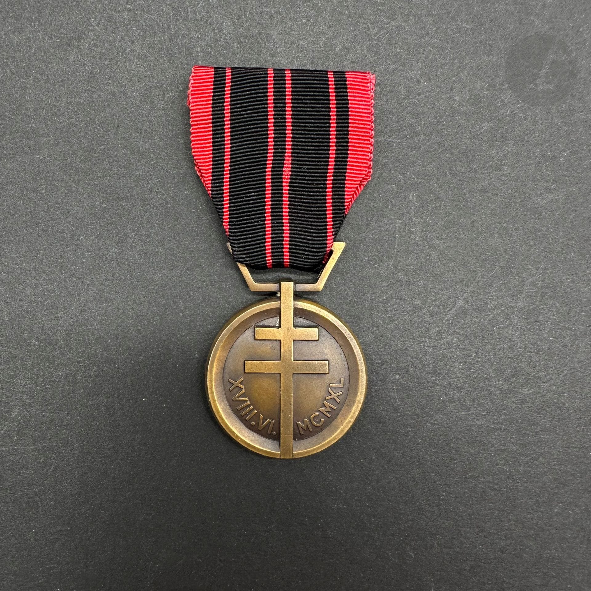FRANCE 

Resistance medal for Vice-Admiral Pothuau. 

Bronze. Ribbon. 

SUP. 

Biography: 

Marie Matthieu Pierre Louis POTHUAU (1896-1974). On September 16, 1938, he was commander of the torpedo boat TRIOMPHANT. Captain on November 17, 1940. In February 1941, he commanded the cruiser FOCH in TOULON. From May 16 to November 27, 1942, he commanded the destroyer TARTU and the 5th torpedo boat division. He joined the Resistance in 1942, but was arrested, tortured and deported while attempting to cross into North Africa. Rear-admiral on May 1, 1945. Vice-Admiral on January 18, 1950. Major General of the French Navy in May 1953 (Information taken from the website: http: / / ecole.nav.traditions.free.fr)