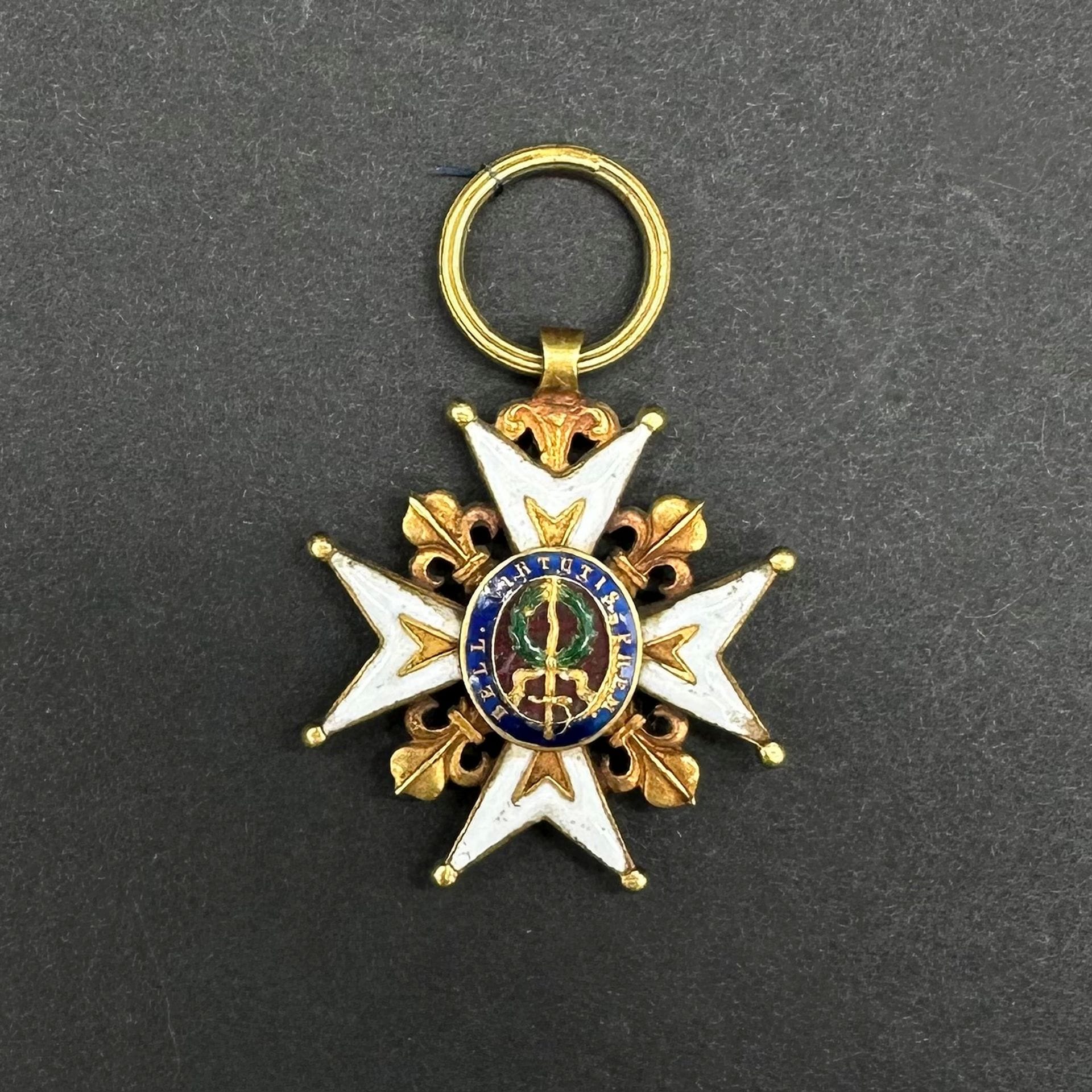 FRANCE

ORDRE DE SAINT-LOUIS.

Croix de chevalier de la fin du XVIIIe-début du XIXe siècle, en réduction. 

En or et émail (éclats et manques). Anneau cannelé. 

32 mm - Poids brut : 10,5 g

B.