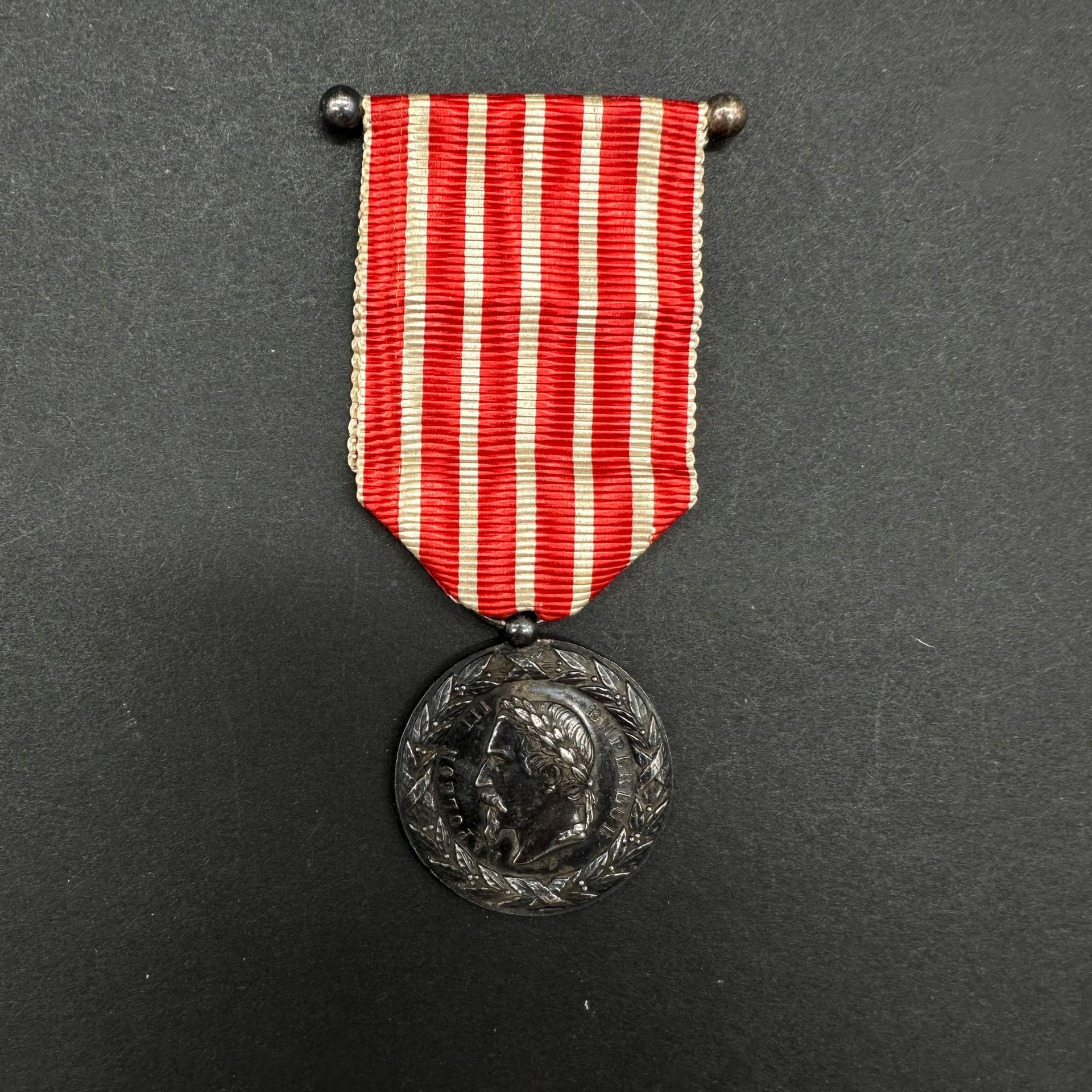 FRANCE

Médaille de la Campagne d’Italie du 2e type, par FALOT.

En argent, à bélière boule. Ruban cousu monté sur barrette de présentation. 

Poinçon tête de sanglier.

30 mm - Poids net : 12,1 g

T.T.B.