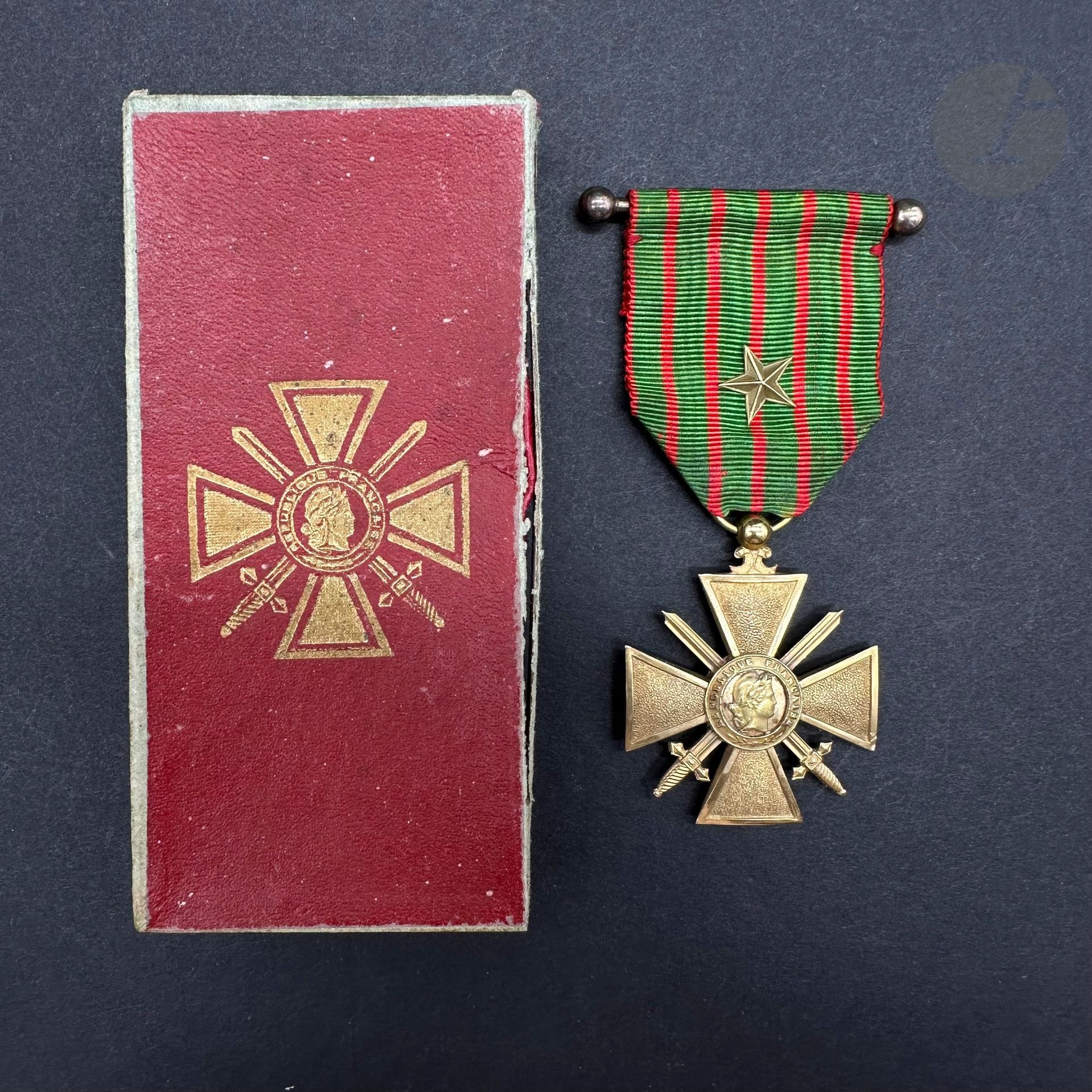 FRANCE 

CROIX De guerre. 

Rare croix de guerre 1914-1917. 

En or. Avers du centre en deux parties. Ruban à étoile d’or avec barrette de présentation en vermeil. 

44 x 37 mm - Poids net : 12 g

Dans une boîte en carton orné de la croix de guerre (usures). 

T.T.B. (Petits usures).