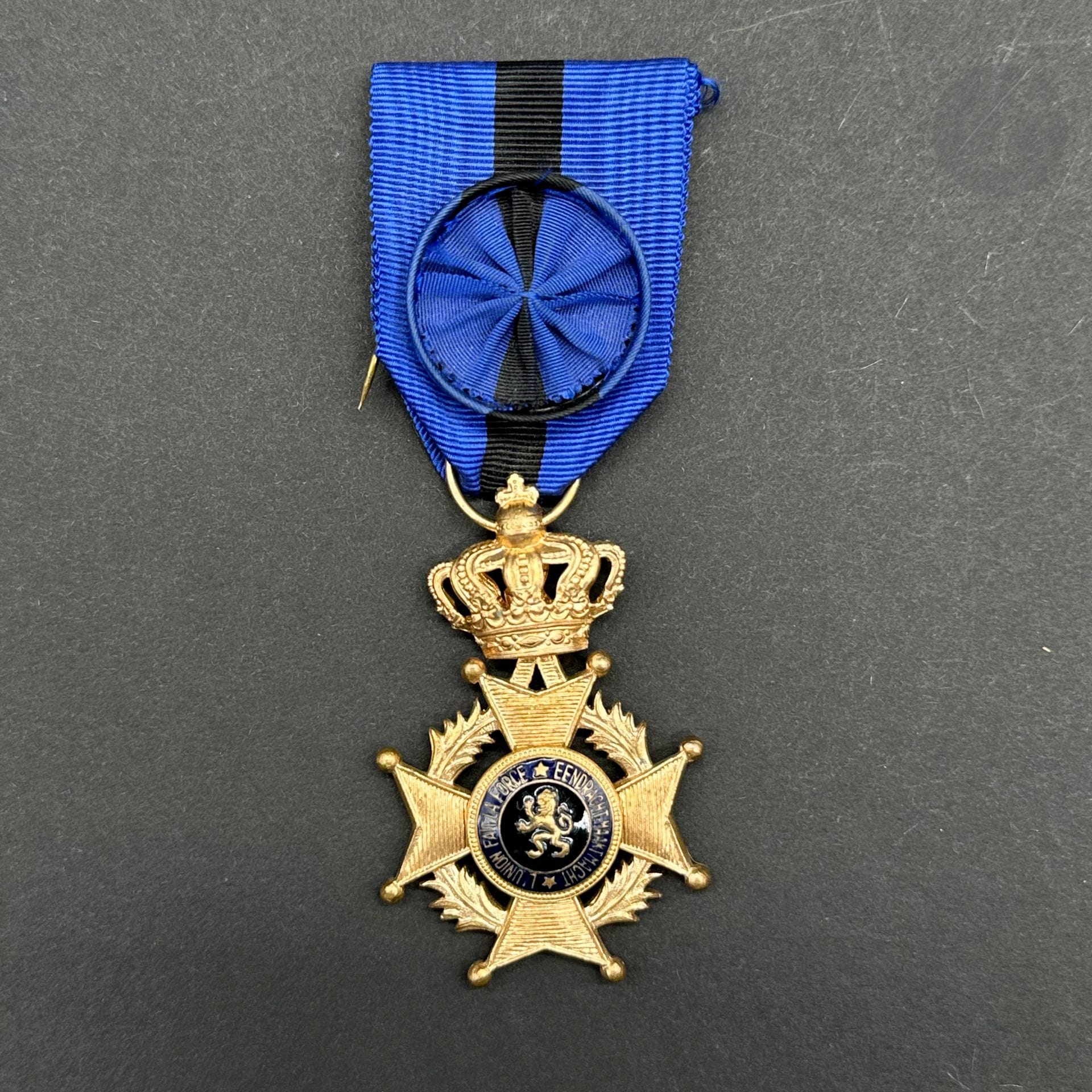 BELGIQUE

ORDRE DE LÉOPOLD II. 

Croix d’officier en métal doré et émail. Légende bilingue. Ruban à rosette. 

61 x 42 mm 

T.T.B.