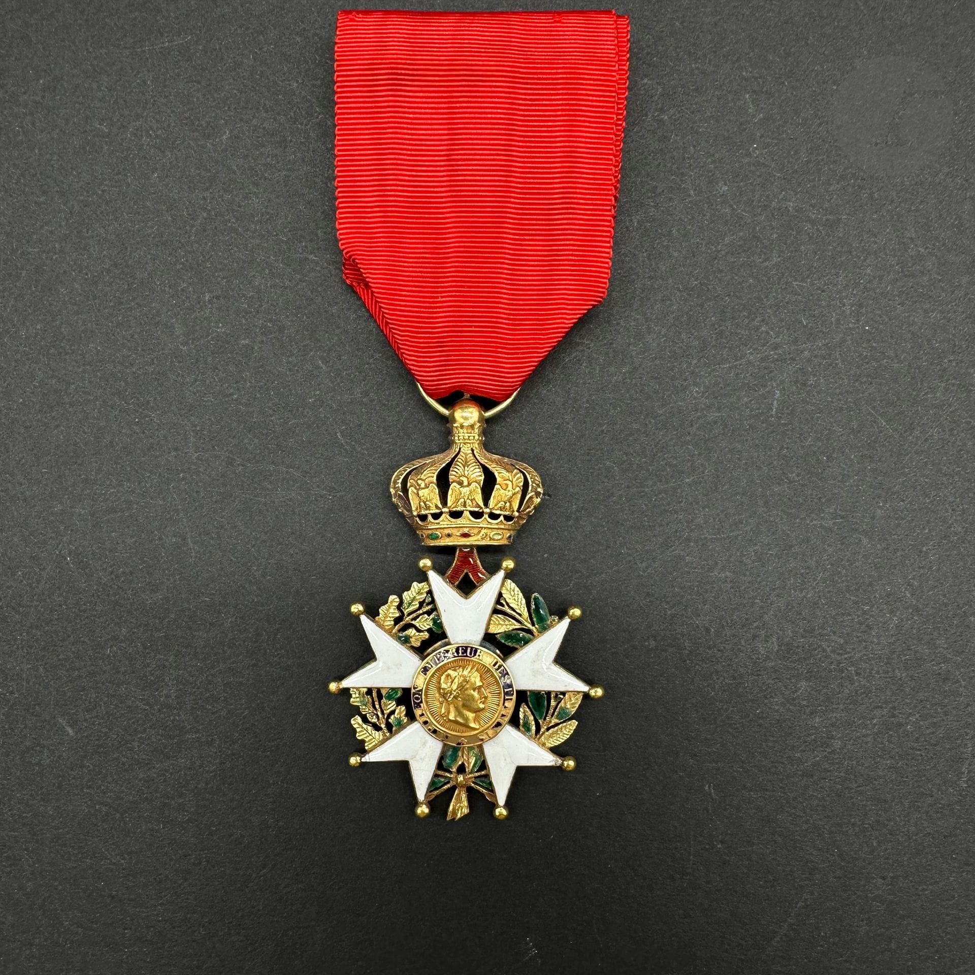 FRANCE

ORDRE DE LA LÉGION D’HONNEUR.

Étoile d’officier d’époque Second Empire.

Or et émail (fêles, manques, usures). Ruban postérieur. Poinçon tête d’aigle.

Ht : 6,8 cm - Poids brut : 16 g

B.