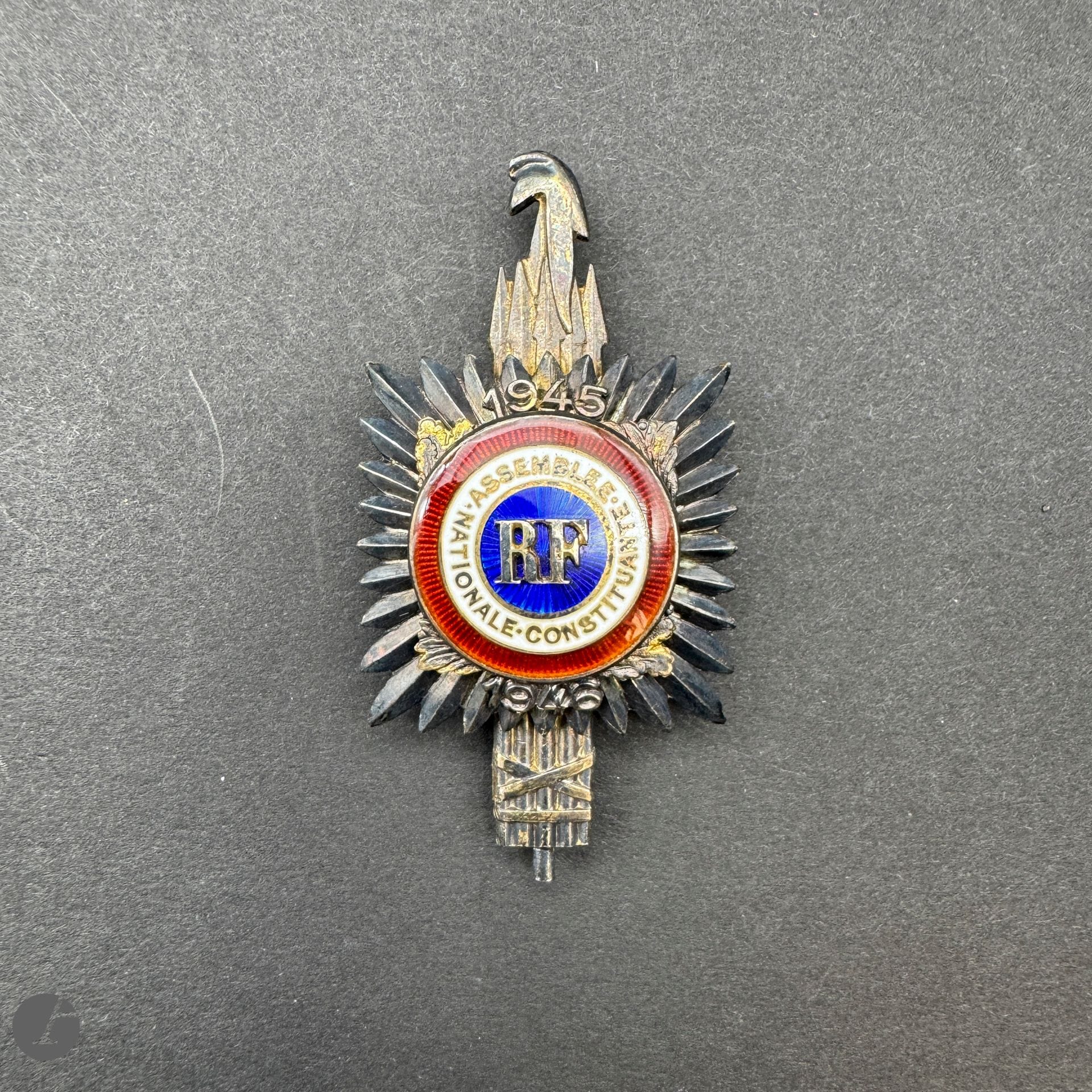 FRANCE 

Insigne de député de l’assemblée constituante (1945-1946).

En argent, vermeil et émail, avec date « 1945 » et « 1946 » Poinçon tête de sanglier et d’orfèvre Chobillon. 

66 x 34 m - Poids brut : 27 g 

SUP.