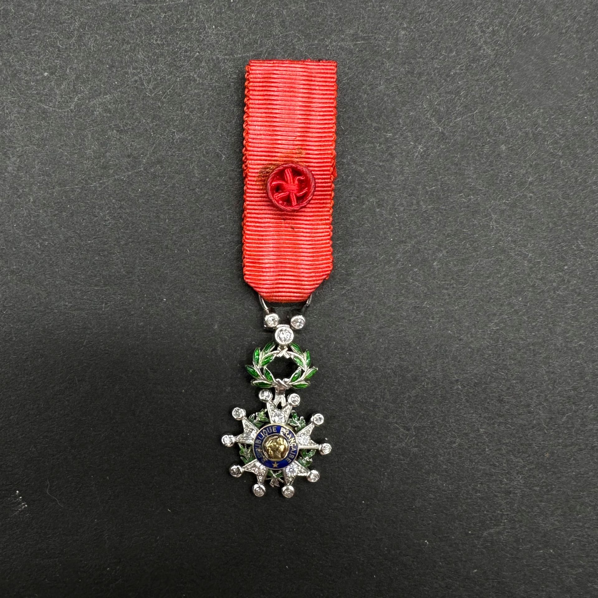 FRANCE

ORDRE DE LA LÉGION D’HONNEUR.

Miniature d’officier modèle de luxe en platine, or et émail. Les branches et la bélière garnis de petits diamants. Trace de poinçon tête de chien sur l’anneau. 

28 x 19 mm - Poids brut : 3 g

T.T.B. à SUP.