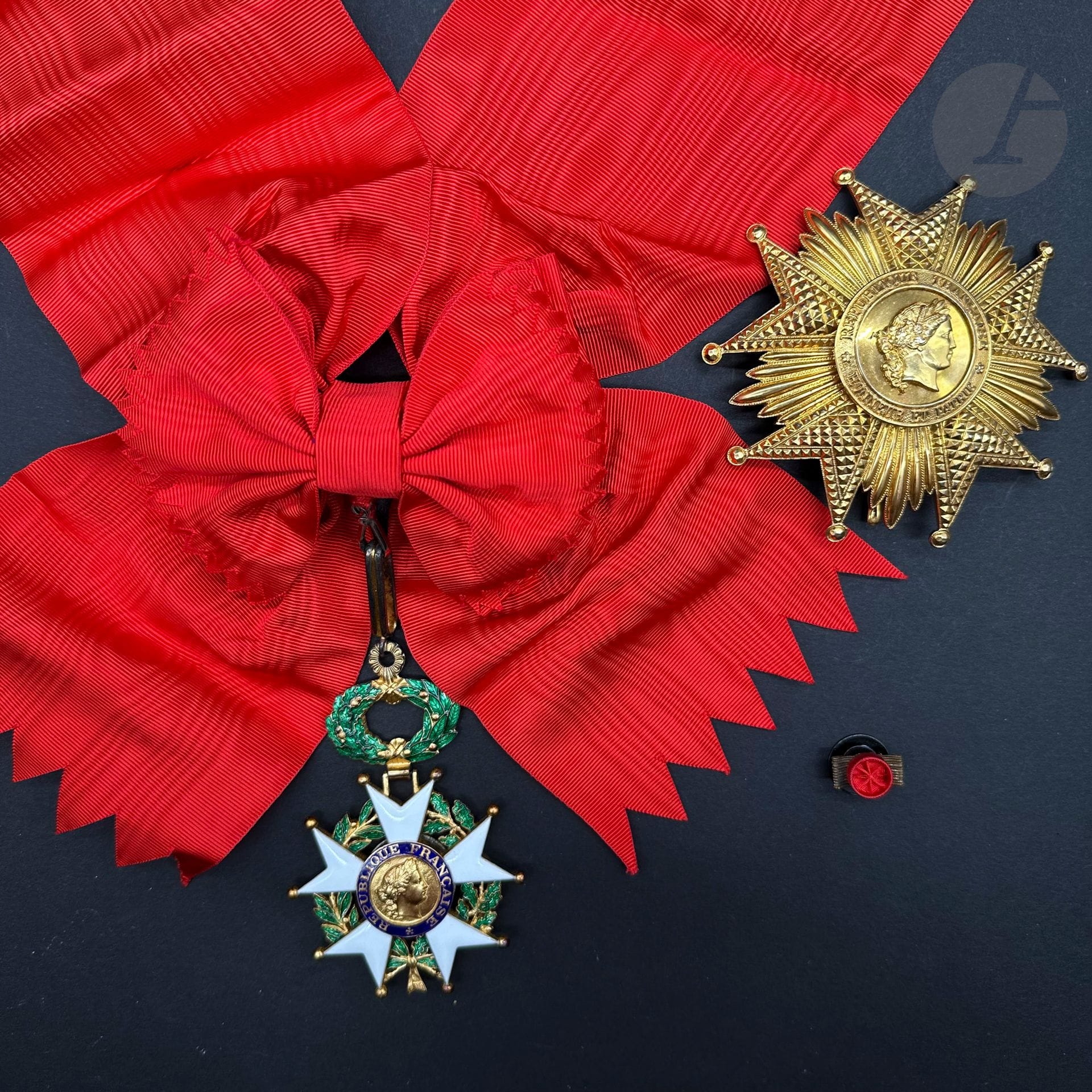 FRANCE

ORDRE DE LA LÉGION D’HONNEUR.

Ensemble de Grand-croix d’époque Ve République comprenant : 

- Bijou de commandeur monté en Grand-croix. 

En vermeil et émail. Poinçon de la Monnaie. T.T.B. (Petites usures). Avec écharpe. 

- Plaque de Grand-croix en vermeil. Revers à attache basculante et deux crochets. Poinçon au crabe et d’orfèvre Arthus Bertrand. 92 mm - Poids net : 105 g 

SUP. 

- Cinq insignes de boutonnières. 

L’ensemble présenté dans l’écrin de la Monnaie de Paris orné du faisceau de licteur et RÉPUBLIQUE FRANÇAISE.