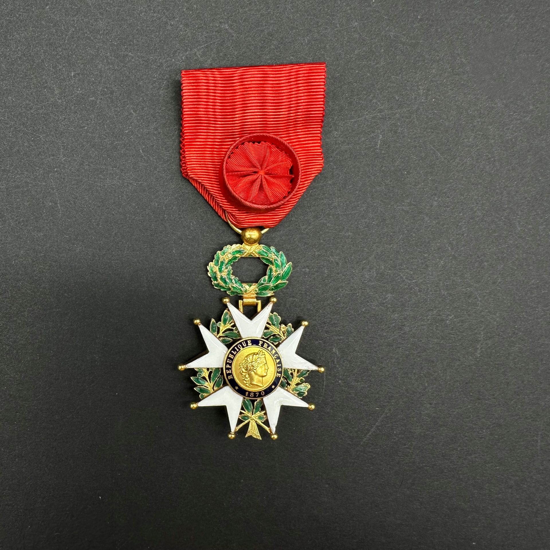 FRANCE

ORDRE DE LA LÉGION D’HONNEUR.

Étoile d’officier d’époque IIIe République. 

En or et émail (éclats et importants manques au revers). Poinçon tête d’aigle. Ruban à petite rosette

60 x 41 mm - Poids brut : 16,4 g

B. 

Avec un cadre présentoir postérieur.
