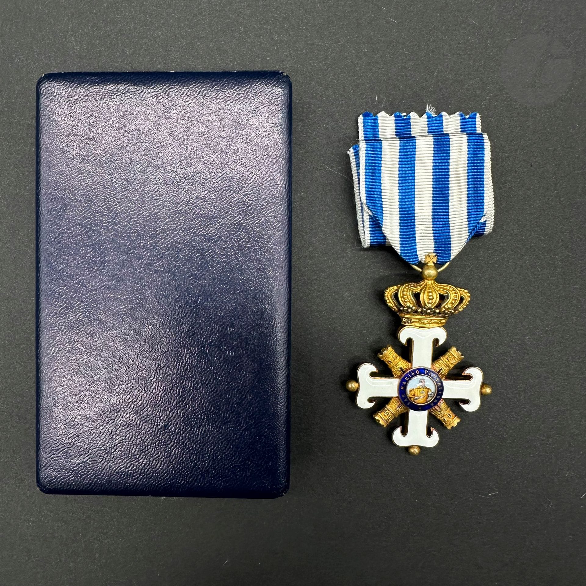 ITALIE (RÉPUBLIQUE DE SAN MARIN)

ORDRE ÉQUESTRE DE SAN MARIN. 

Étoile de chevalier. 

En argent doré et émail. Ruban postérieur. 

67 x 46 mm - Poids brut : 16 g 

T.T.B. à SUP.