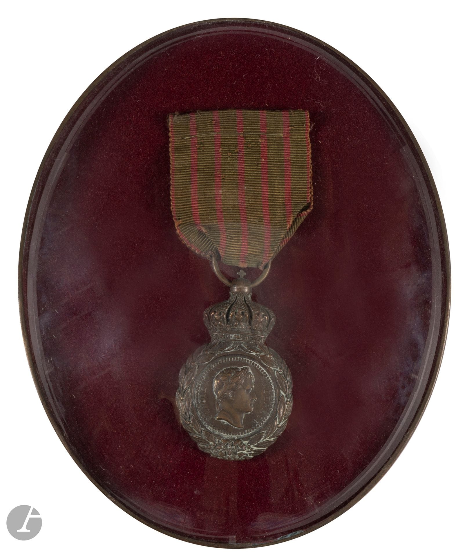 FRANCE

MÉDAILLE DE SAINTE-HÉLÈNE.

En bronze patiné. Ruban d’époque. Avec brevet au nom de Pierre Boissière, voltigeur du 46e de ligne (n° 84336).

Présentés dans deux cadres sous verre.