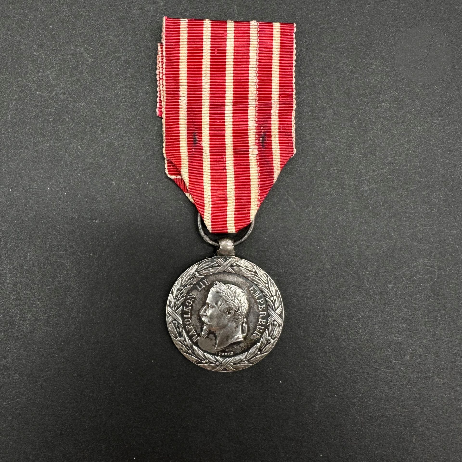 FRANCE

Médaille de la Campagne d’Italie du 2e type, par Barre.

En argent. Ruban.

Tranche attribuée « LESCHER 78 DL 3861 ».

Poinçon rectangulaire à tête d’aigle.

30 mm - Poids net : 14,1 g

T.T.B. 



Historique : 

Antoine LESCHER, voltigeur au 78e régiment d’infanterie de ligne, titulaire de la Médaille d’Italie.