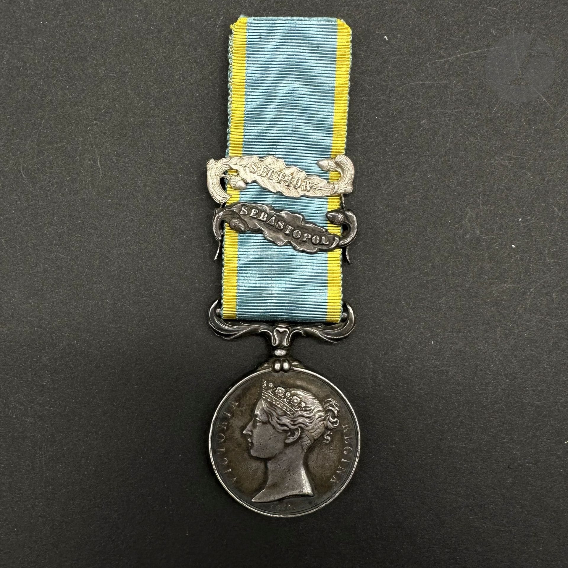 FRANCE - GRANDE-BRETAGNE 

Médaille de Crimée par Wyon, attribuée à HUGUET, brigadier dans l’artillerie montée de la garde impériale. 

En argent. Ruban à agrafe anglaise « SEBASTOPOL » et une agrafe française marquée « SECTION ». 

Tranche attribuée « HUGUET 2563 BRIGADIER ART M G IMP ». 

49 x 34 mm - Poids brut : 38 g

T.B. à T.T.B. (Usures)