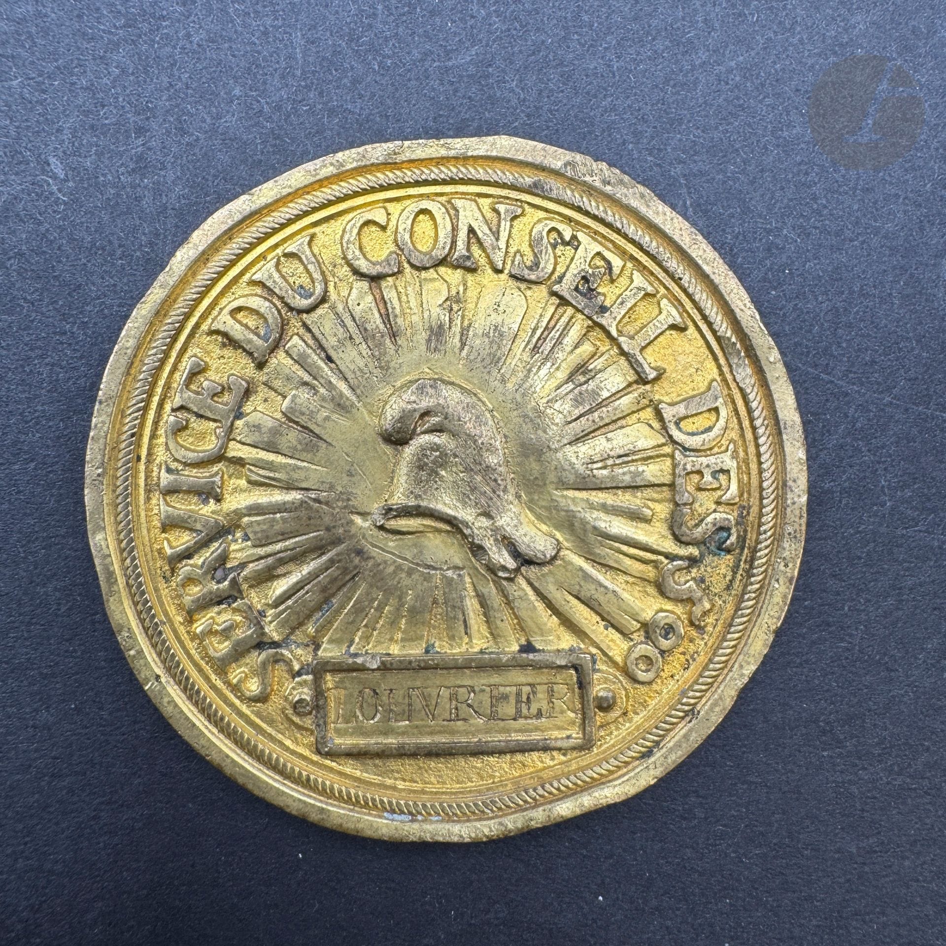 FRANCE 

Rare médaille du service du Conseil des 500. 

En bronze fondu et doré. Manque l’anneau de suspente.

Avers au bonnet phrygien « SERVICE DU CONSEIL DES 500 » et cartouche d’attribution gravé « LOUVRIER ». 

Revers au caducée et devise « TOUT HOMME UTILE EST RESPECTABLE ». 

Diam : 57 mm 

T.B. à T.T.B. 



Provenance : 

Hôtel Drouot (Rieunier, Bailly, Pommery, Mathias), 27 avril 1993, expert Bernard Croissy.