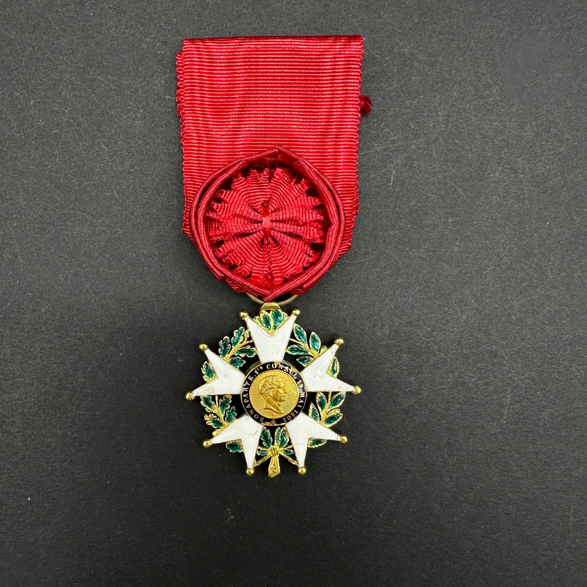 FRANCE

ORDRE DE LA LÉGION D’HONNEUR (1802). 

Étoile d’officier d’époque IIe République. 

En or et émail (éclats et restaurations aux pointes). Anneau lisse. Poinçon tête de bélier. Ruban à rosette ovoïde (usures). 

41 mm - Poids brut : 18,2 g 

B. à T.B.