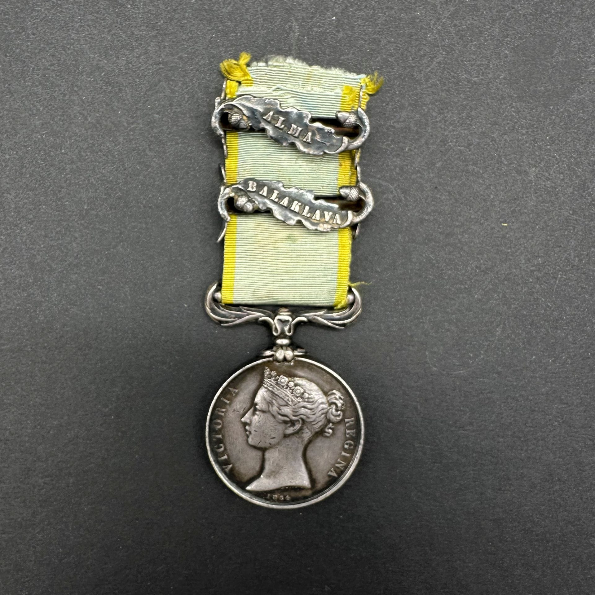 FRANCE - GRANDE-BRETAGNE 

Médaille de Crimée par Wyon, attribuée à Louis François GEFFROY, caporal au 27e de ligne. 

En argent. Ruban à deux agrafes anglaises non solidaires « ALMA », BALAKLAVA ».

Tranche attribuée « F GEFFROY AU 27e ».

49 x 35 mm 

T.B. à T.T.B. (Usures)



Né le 18 juillet 1825, retraité vers 1873.