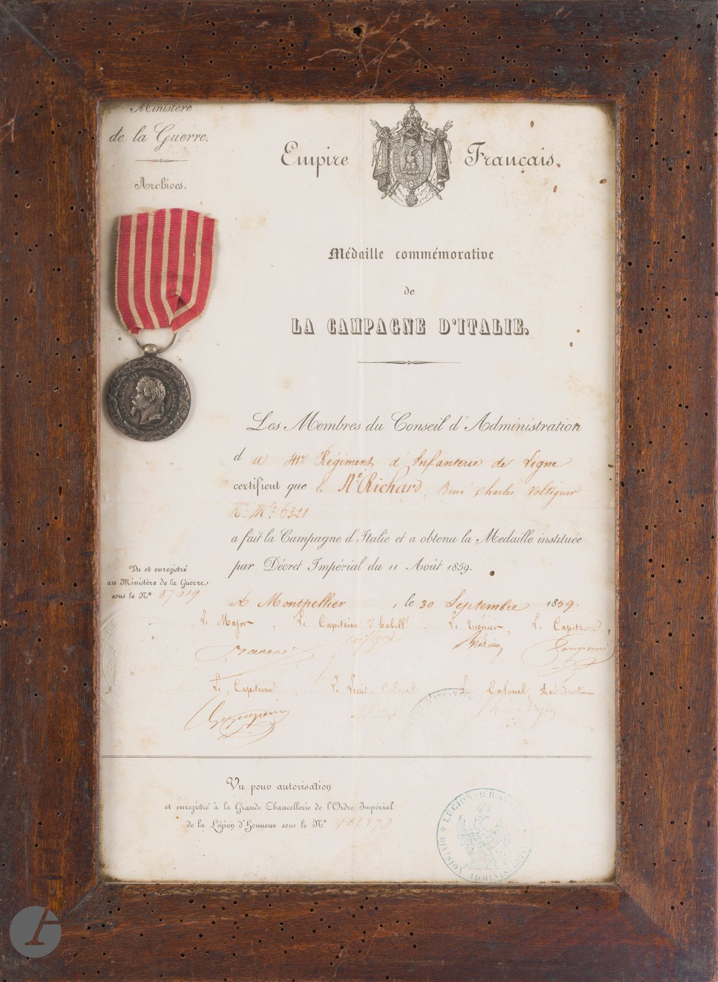 FRANCE

Médaille de la campagne d’Italie, par Barre. 

En argent. Ruban. Poinçon rectangulaire tête d’aigle. Avec son brevet au nom du voltigeur Richard du 41e régiment d’infanterie de ligne. 

Sous verre, cadre en bois (trous d’insectes).

35 x 26 cm

A.B.E.