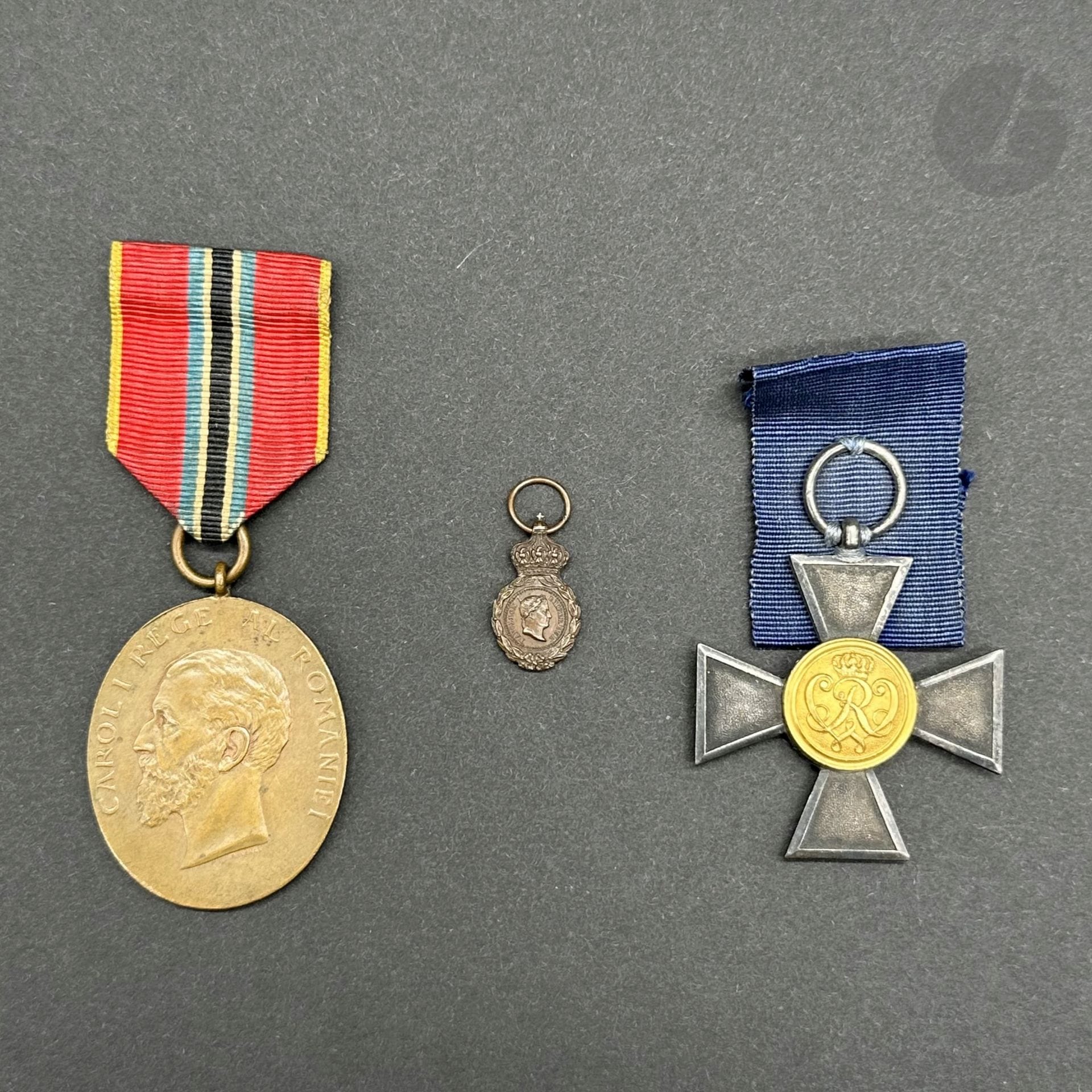 ALLEMAGNE (PRUSSE) - FRANCE - ROUMANIE 

Ensemble de trois médailles :

- PRUSSE

Médaille d’ancienneté pour 20 ans de service. Argenté, à centre doré, cousu à un fragment de ruban.

36 mm

- ROUMANIE

Médaille du 40e anniversaire de règne de Carol Ier en bronze. Ruban à épingle.

39 x 31 mm

- FRANCE

Miniature de la médaille de Sainte-Hélène. En bronze patiné.

21 x 13 mm

T.T.B. à SUP.