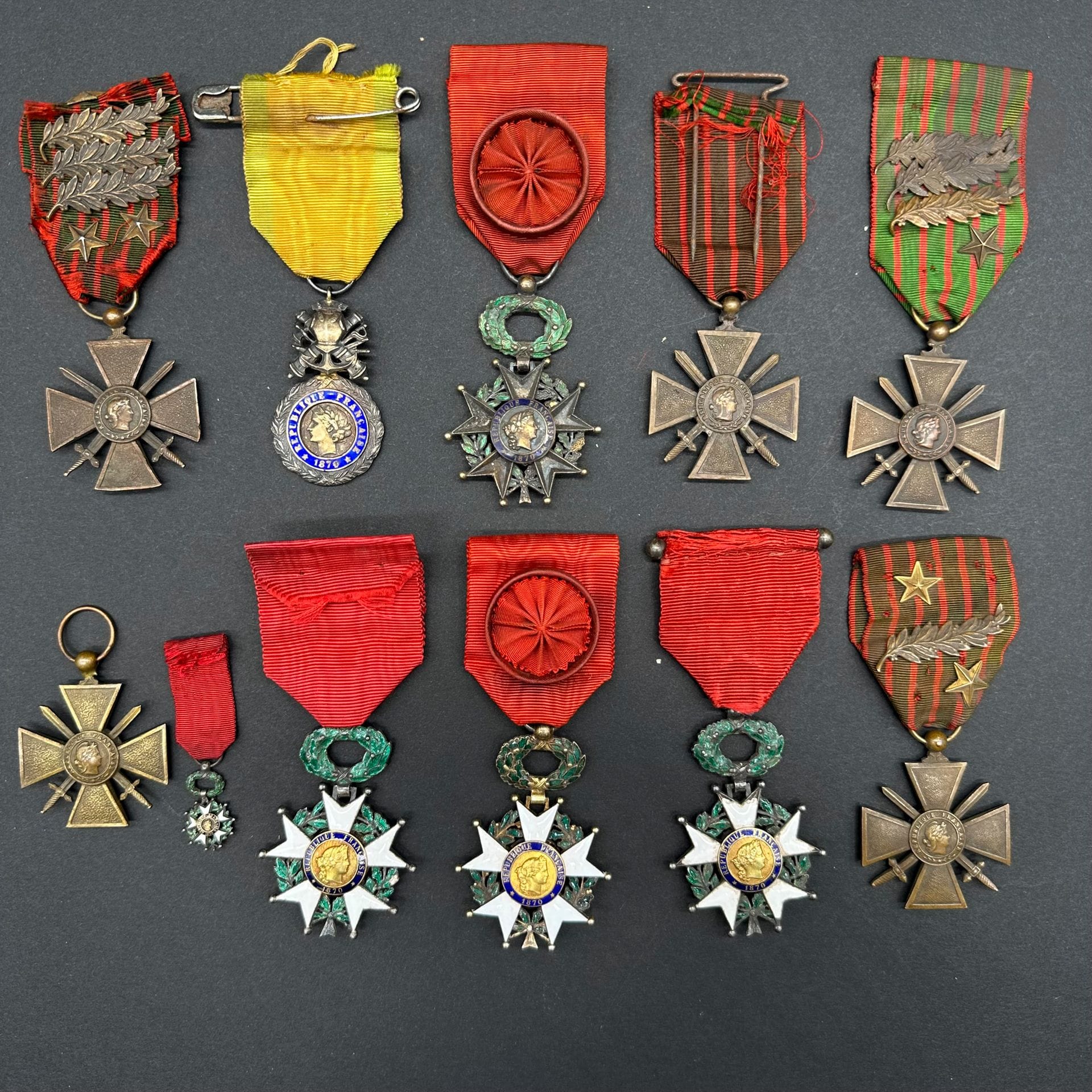 FRANCE 

ORDRE DE LA LÉGION D’HONNEUR. 

- Quatre Légions d’honneur de chevalier IIIe République.

Argent, émail, rubans, dont deux avec rosette.

- Miniature de la Légion d‘honneur. Argent, émail, ruban.

- Médaille militaire. Vermeil, émail (éclats), ruban.

- Cinq croix de guerre, quatre de 1914-1918 et une de 1914-1917.

Bronze, rubans avec palmes et étoiles montés d’origine.

Dans l‘état.