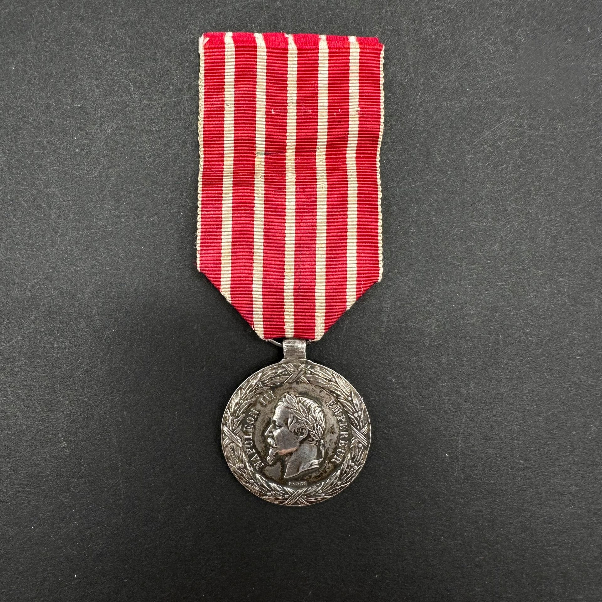 FRANCE

Italian Campaign medal, 2nd type, by Barre.

In silver. Ribbon. Edge attributed to "GIRAUD BERTRAND AU 52 DE LIGNE 7179".

Rectangular hallmark with eagle head.

30 mm - Net weight: 15 g

T.T.B. 



History : 

A Captain Giraud of the 52nd Line is noted as wounded and "very brave" during the revolutionary days of 1848, but it is not known if this is our man.