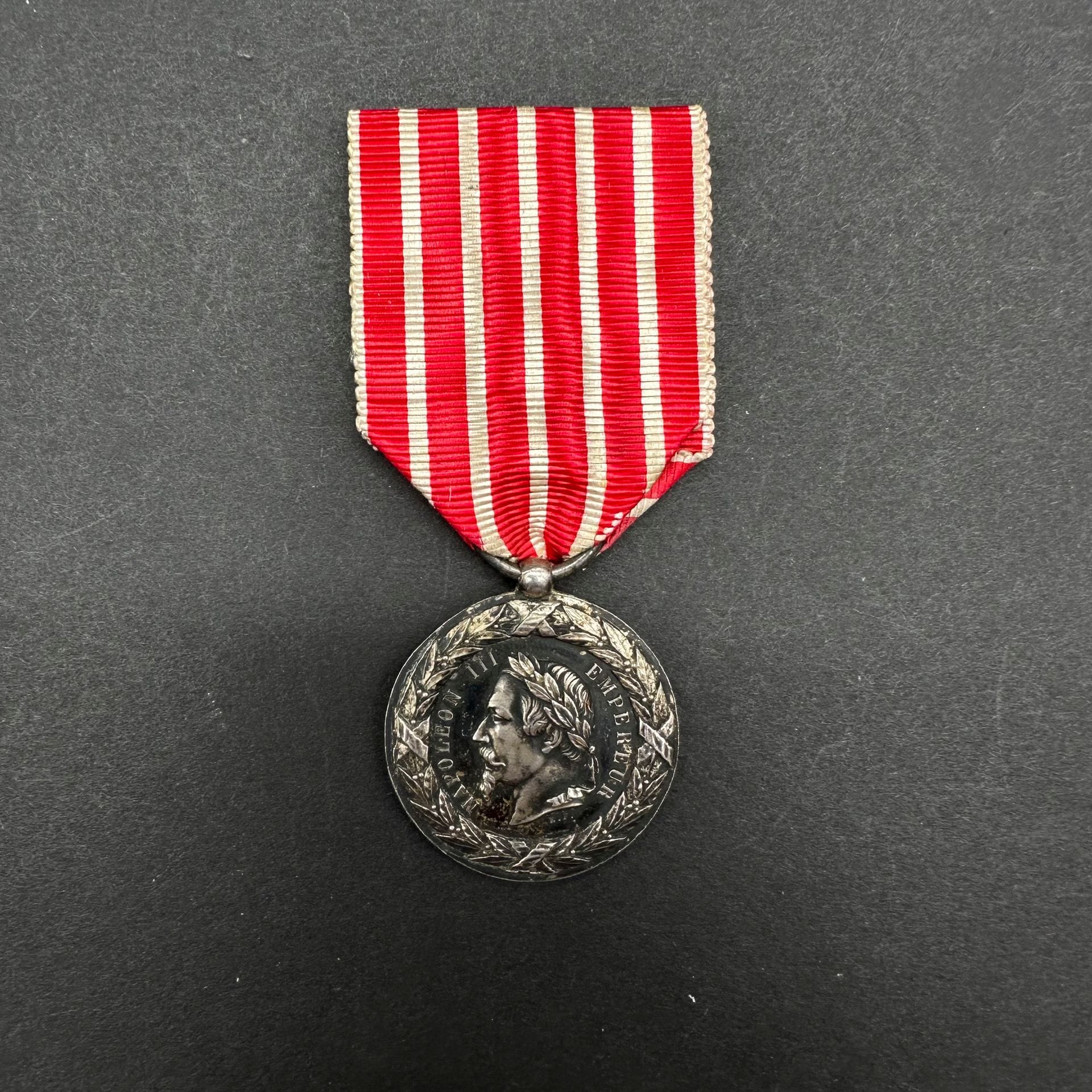 FRANCE 

Médaille de la Campagne d’Italie du 2e type signée E.F. (attribuée à Eugène Farochon). En argent à larges flancs. Ruban.

Poinçon tête de sanglier. 

29 mm - Poids net : 13 g 

T.T.B.