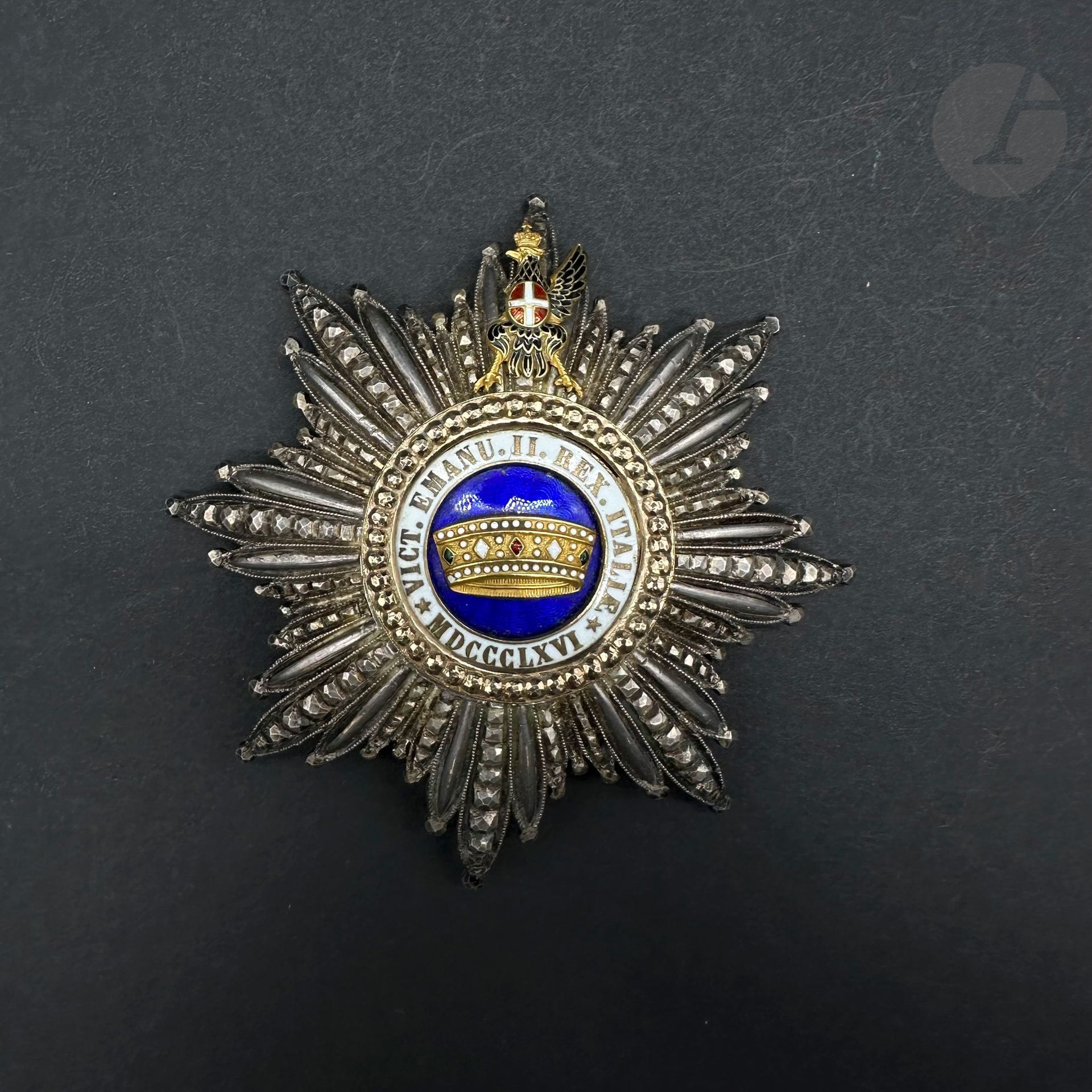 ITALIE

ORDRE DE LA COURONNE D’ITALIE. 

Plaque de Grand-croix. 

En argent et vermeil (manque une aile de l’aigle). Couronne centrale en or. 

Revers à attache basculante. (Importante trace de colle à la place de la marque du fabricant). 

Diamètre : 87 mm - Poids brut : 86 g 

T.B.