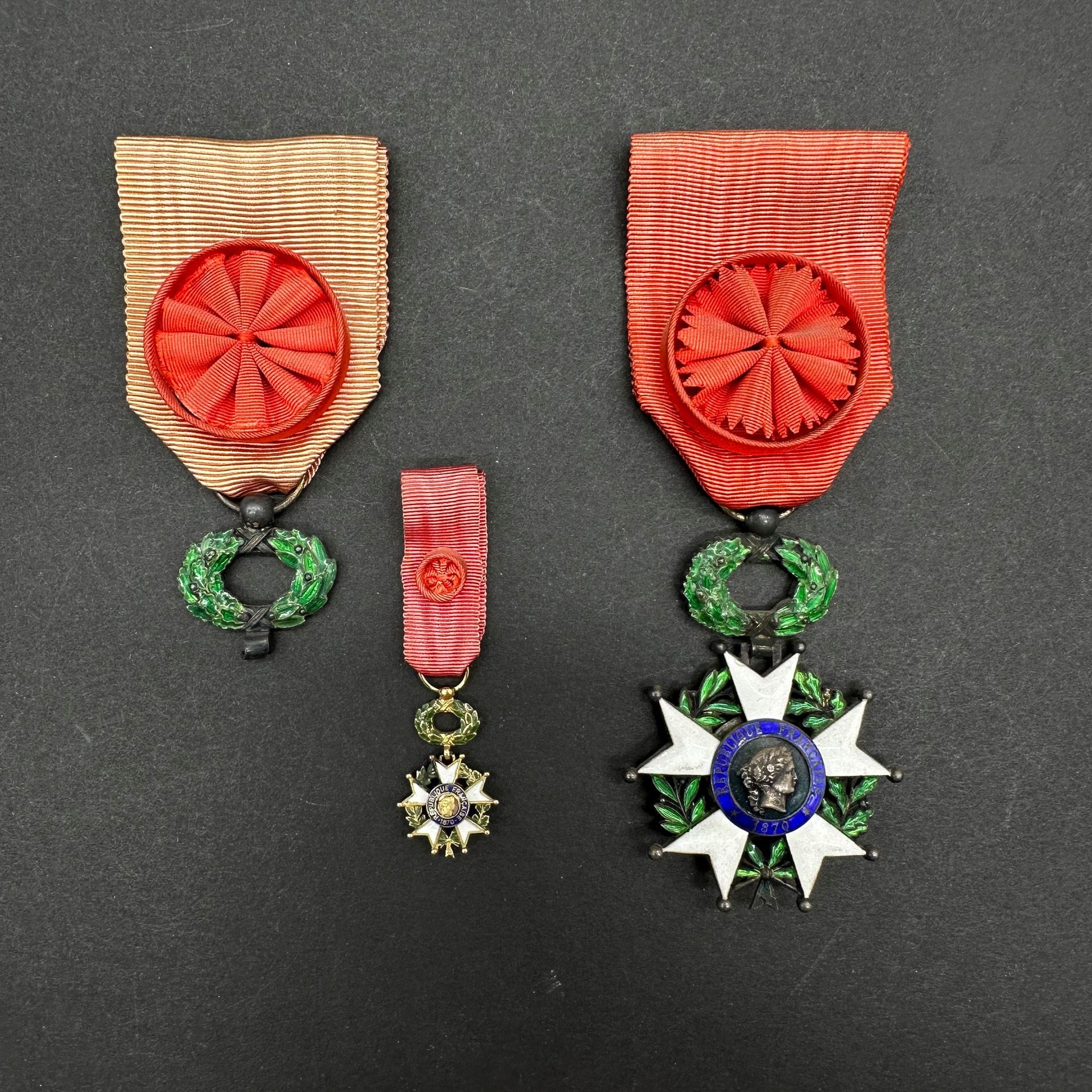 FRANCE

ORDRE DE LA LÉGION D’HONNEUR.

Une étoile miniature d’officier IIIe République en or et émail. Reste de poinçon tête d’aigle sur l’anneau.

Ht : 25 mm - Poids brut : 3 g

On y joint : Une étoile d’officier en vermeil (oxydé) et un reste d’étoile d’officier.