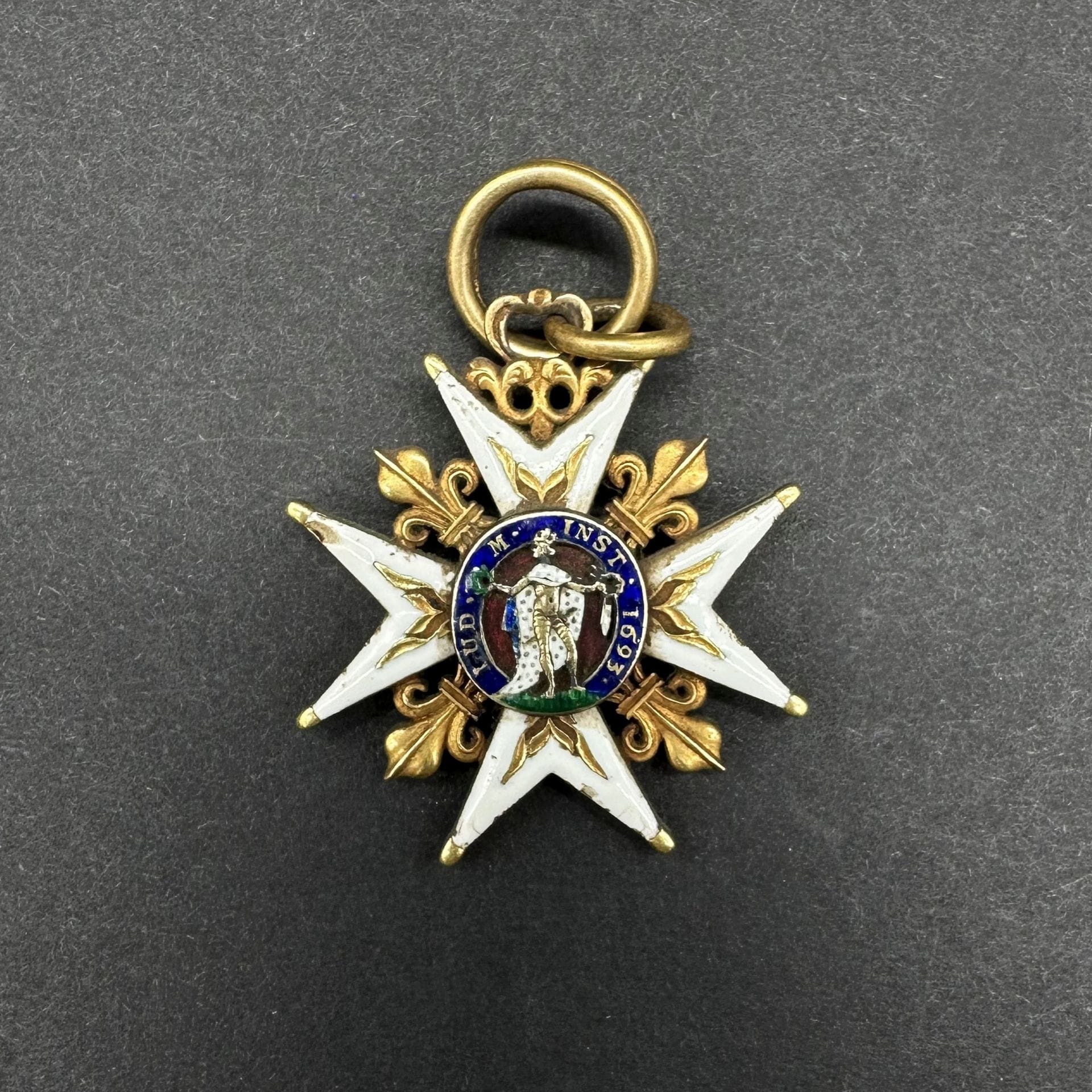 France

ORDRE DE SAINT-LOUIS.

Croix de chevalier du règne de Louis XV. 

En or ciselé et émaillé (petits éclats à l’émail blanc). Intérieurs des branches flammés, repris en ciselure. Double anneau de suspente dont un double. Centres en deux parties.

36 mm - Poids brut : 18 g

T.B.