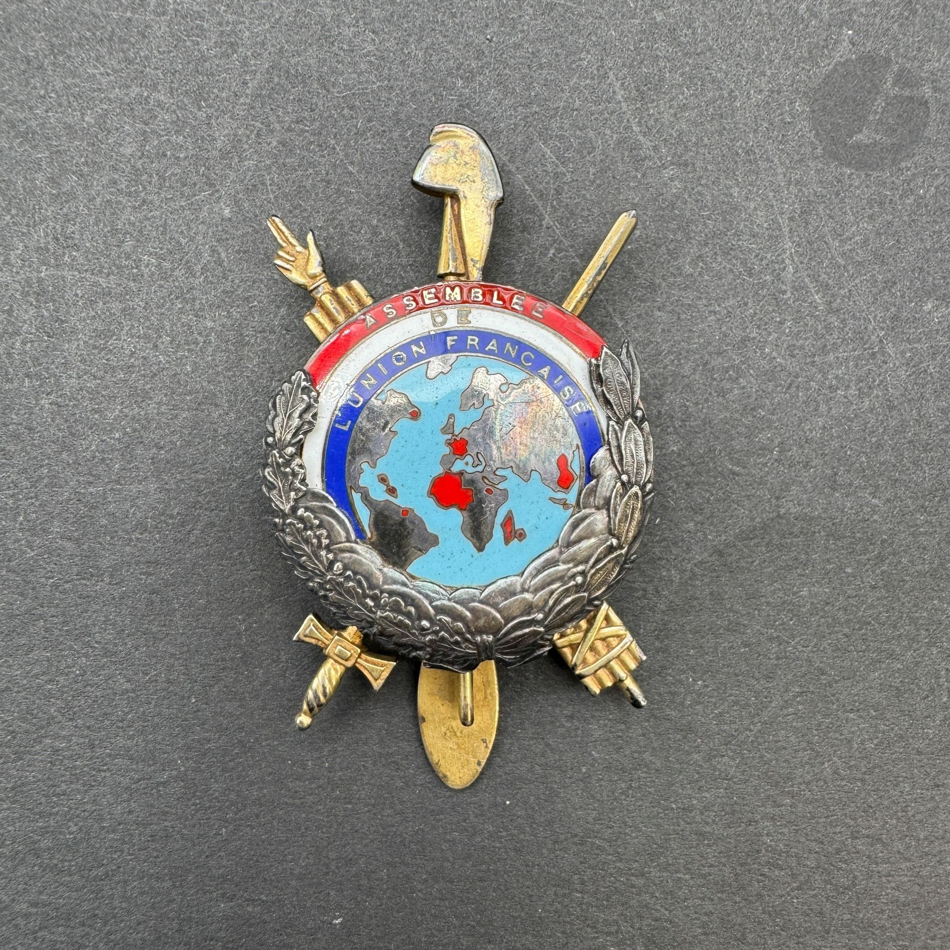 FRANCE - UNION FRANÇAISE

French Union Assembly deputy badge (1946). 

In silver, vermeil and enamel (small chips and restorations to red enamel). Boar's head and Chobillon hallmark.

60 x 36 mm - Gross weight: 28.8 g

T.B. to T.T.B.