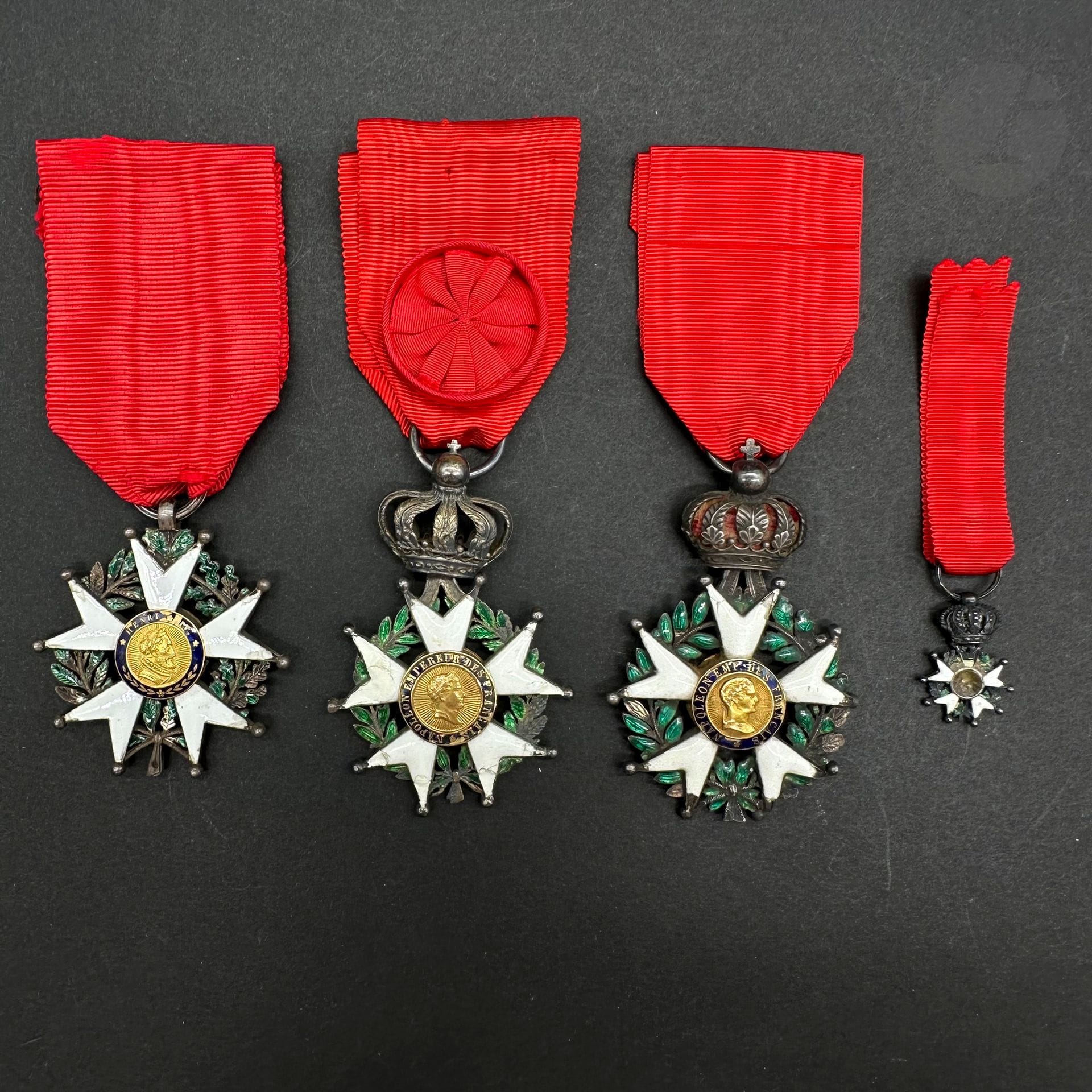 FRANCE

ORDRE DE LA LÉGION D’HONNEUR.

Quatre étoiles de chevalier :

- Un modèle IIe République à centre Monarchie de Juillet.

- Une miniature d’époque Monarchie de Juillet (manque les centres).

- Un modèle Présidence.

- Un modèle Second Empire.

Rubans postérieurs. Poinçons.

Poids brut total : 66 g