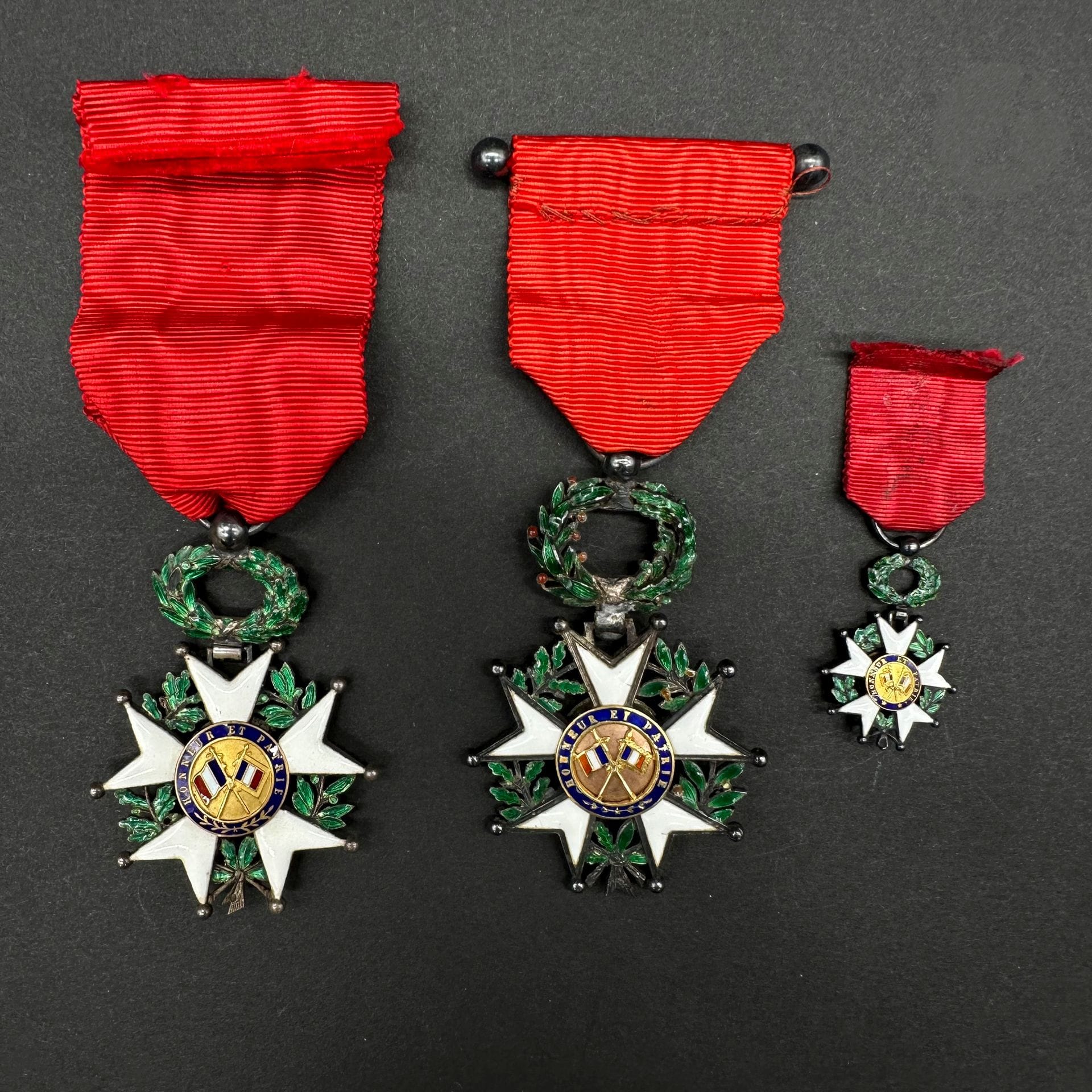 FRANCE

ORDRE DE LA LÉGION D’HONNEUR.

Trois étoiles de chevalier d’époque IIIe République en argent, or et émail dont :

- Un modèle de luxe à filets et feuillages en relief.

B (manques d’email)

- Une réduction (T.T.B.) Ht : 30 mm

Avec deux écrins dont un de la maison Aucoc.