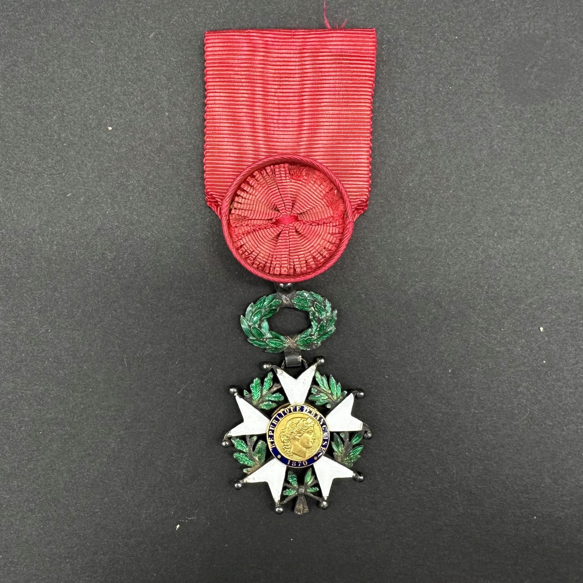FRANCE 

ORDRE DE LA LÉGION D’HONNEUR. 

Étoile de chevalier d’époque IIIe République.

Argent, or et émail. Ruban à rosette. 

Ht : 5,7 cm - Poids brut : 30 g

Dans l‘état (boules faussées, éclats).