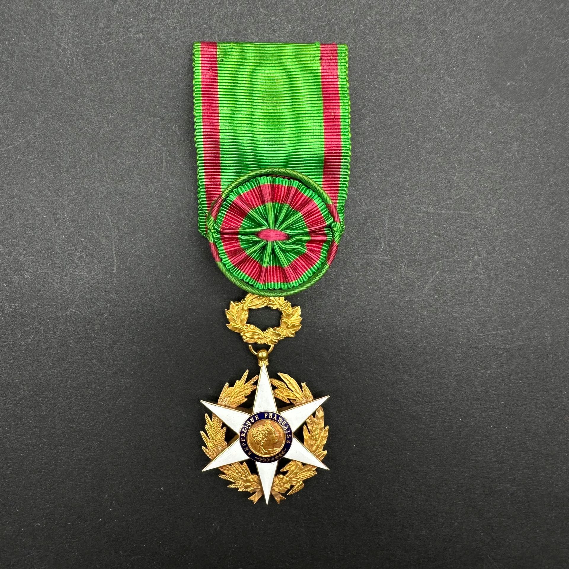 FRANCE

ORDRE DU MÉRITE AGRICOLE.

Étoile d’officier.

En or et émail (petits éclats à la branche supérieure). Poinçon tête d’aigle. Ruban à rosette.

62 x 41 mm - Poids brut : 15 g

T.T.B. 

Dans son écrin de la maison Ouizille-Lemoine, Lemoine fils, 356 rue Saint Honoré. Marquée sur le couvercle « Mérite Agricole Officier ».