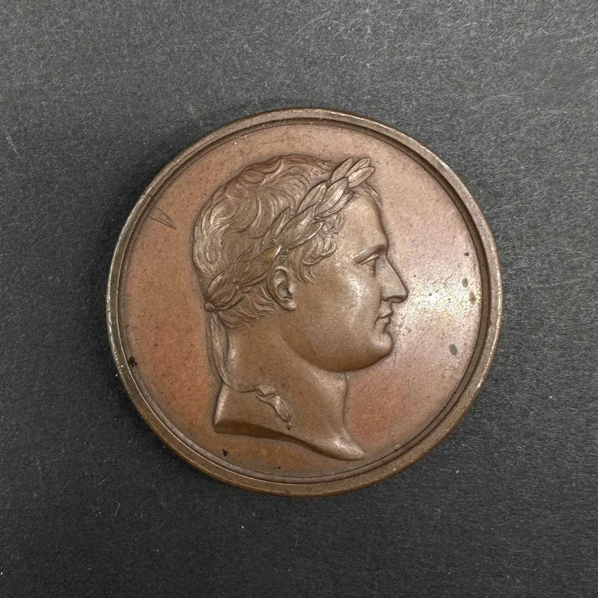 Médaille du camp de Boulogne An XII (1804). 

In patinated bronze. 

Obverse with Napoleon I's profile on the right in the antique style. 

Reverse depicting Hercules striking down the English Leopard.

40 mm 

T.B. 

Reference: Br 319