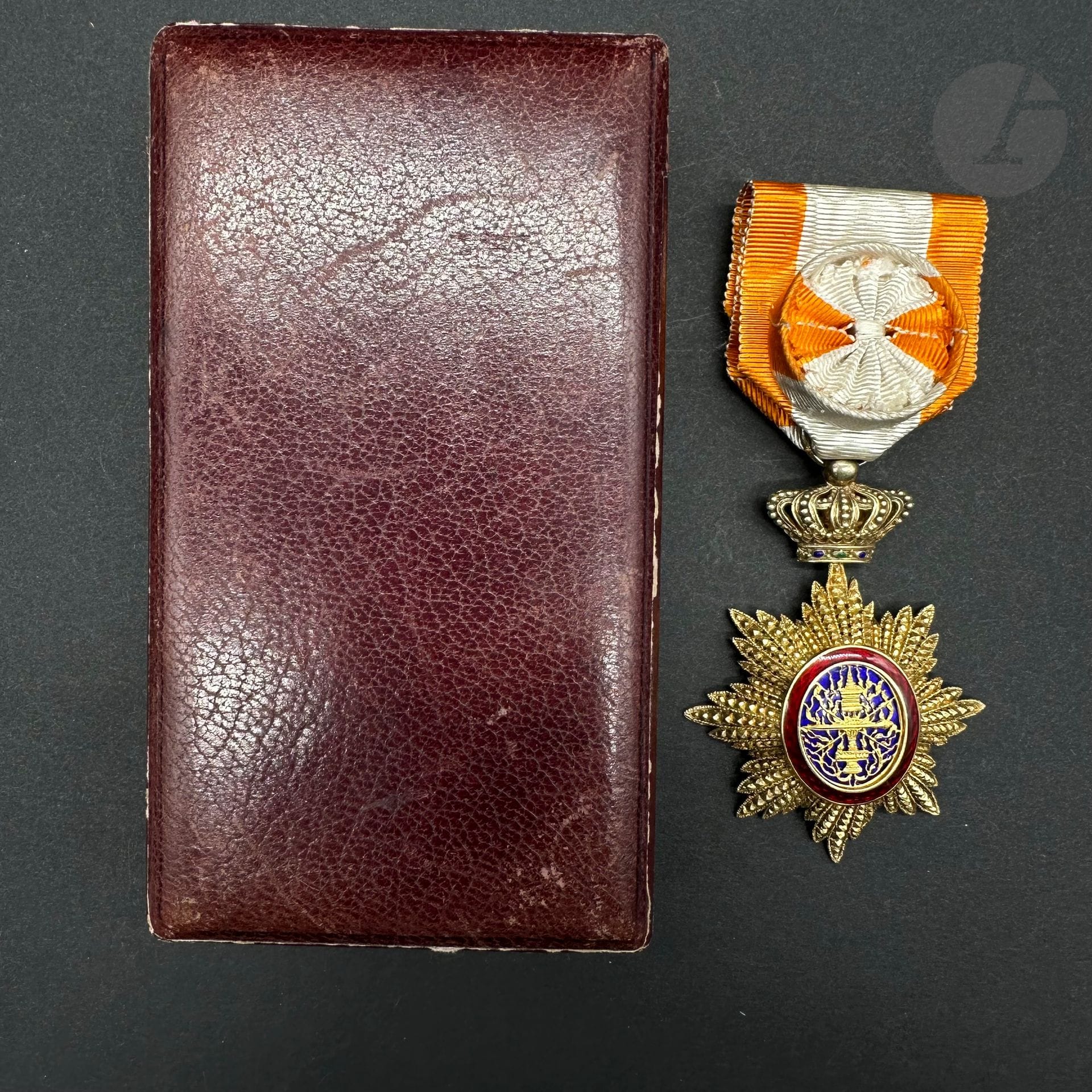 CAMBODIA

ROYAL ORDER OF CAMBODIA.

Officer's Star.

Diamond-tipped worked vermeil, pierced. Enameled gold center. Reverse with Boullanger maker's mark.

White and orange rosette ribbon. 

73 x 50 mm - Gross weight: 27 g

SUP. 

In a Boullanger presentation case.