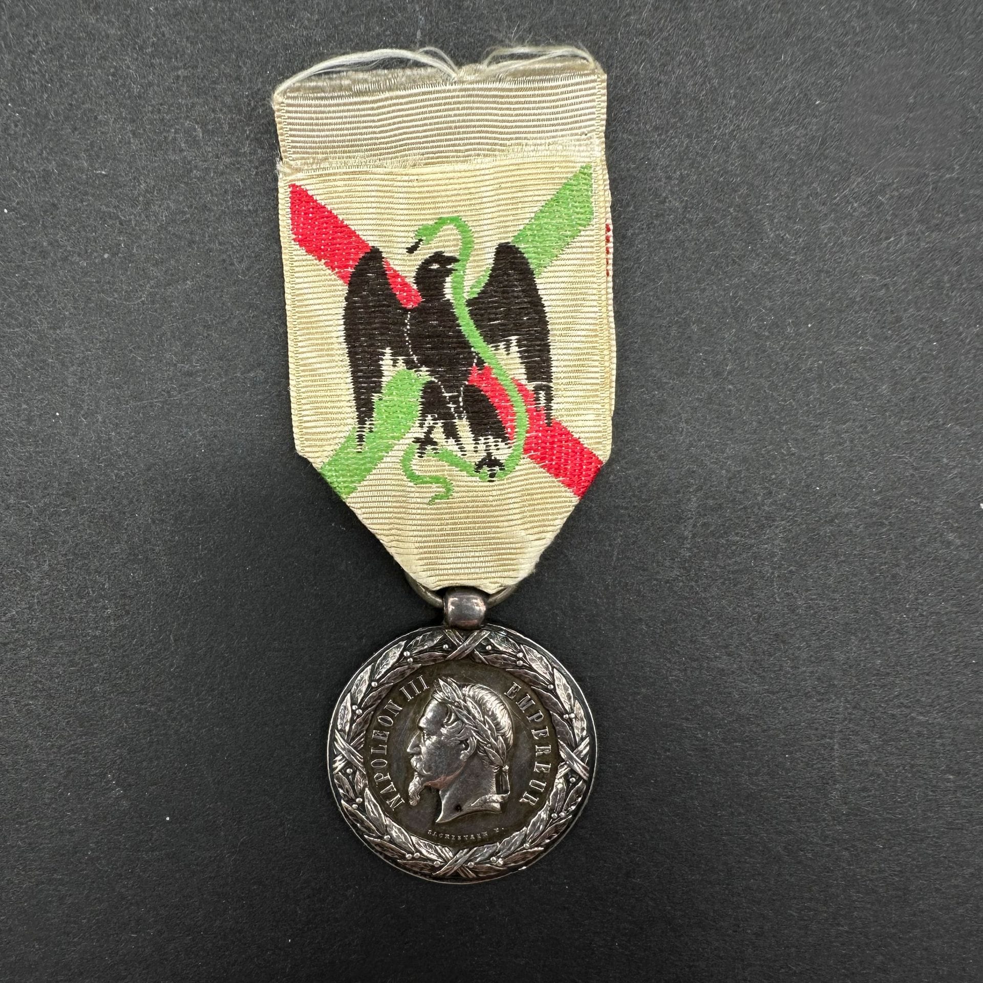 FRANCE

Médaille de la Campagne du Mexique, par SACRISTAIN.

En argent. Ruban.

Poinçon tête de sanglier.

30 mm - Poids net : 13,9 g

T.T.B.