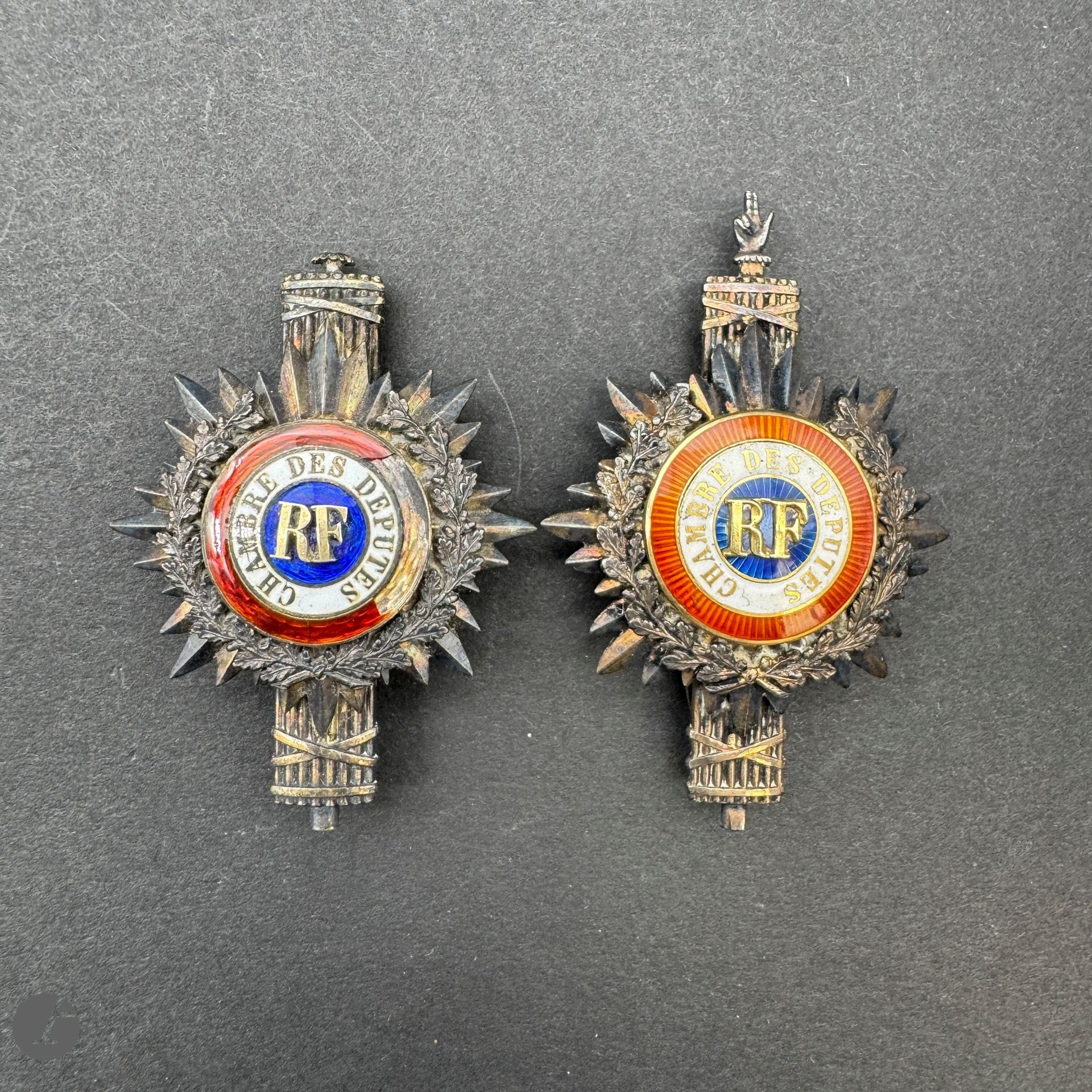 FRANCE 

Insigne portatif de député IIIe République. 

En argent, vermeil et émail. Poinçon tête de sanglier et d’orfèvre Chobillon. 

T.T.B. à SUP. 

On y joint un second insigne en état moyen (manque la main de Justice et éclats).