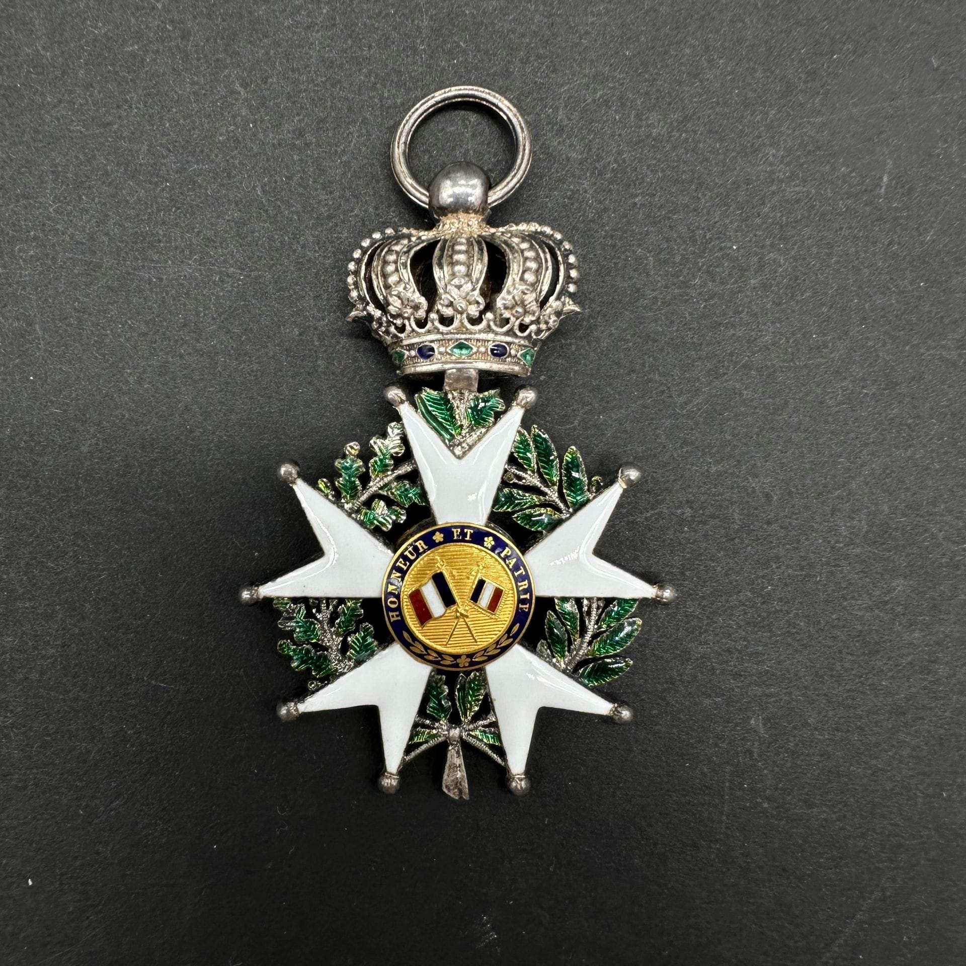 FRANCE

ORDRE DE LA LÉGION D’HONNEUR.

Étoile de chevalier d’époque Monarchie de Juillet.

En argent, or et émail (petits éclats). Poinçon tête de sanglier. Anneau cannelé.

64 x 43 mm - Poids brut : 22 g

T.T.B.