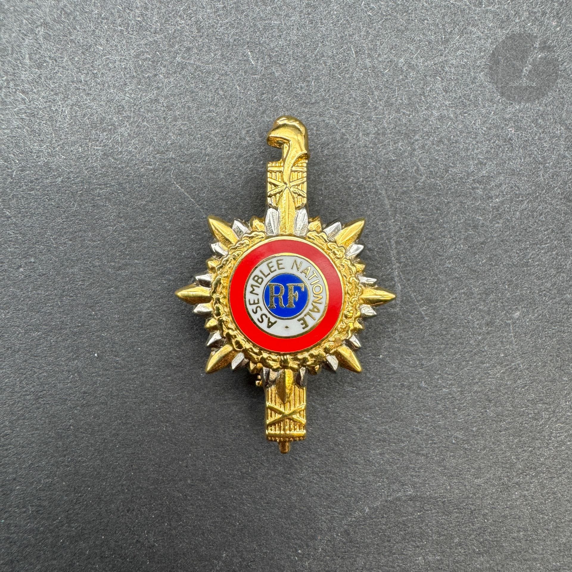 FRANCE 

Petit insigne portatif de député, modèle de la Ve République. 

En argent, vermeil et émail. Revers avec attache de sécurité. Poinçon tête de minerve et Arthus Bertrand. 

Ht : 35 mm - Poids brut : 6,8 g 

SUP. 

On y joint l’ouvrage d’Edmond LAUNAY et SOUYRIS ROLLAND, Insignes et médailles des députés, Public Réalisations, 1981. Numéroté.