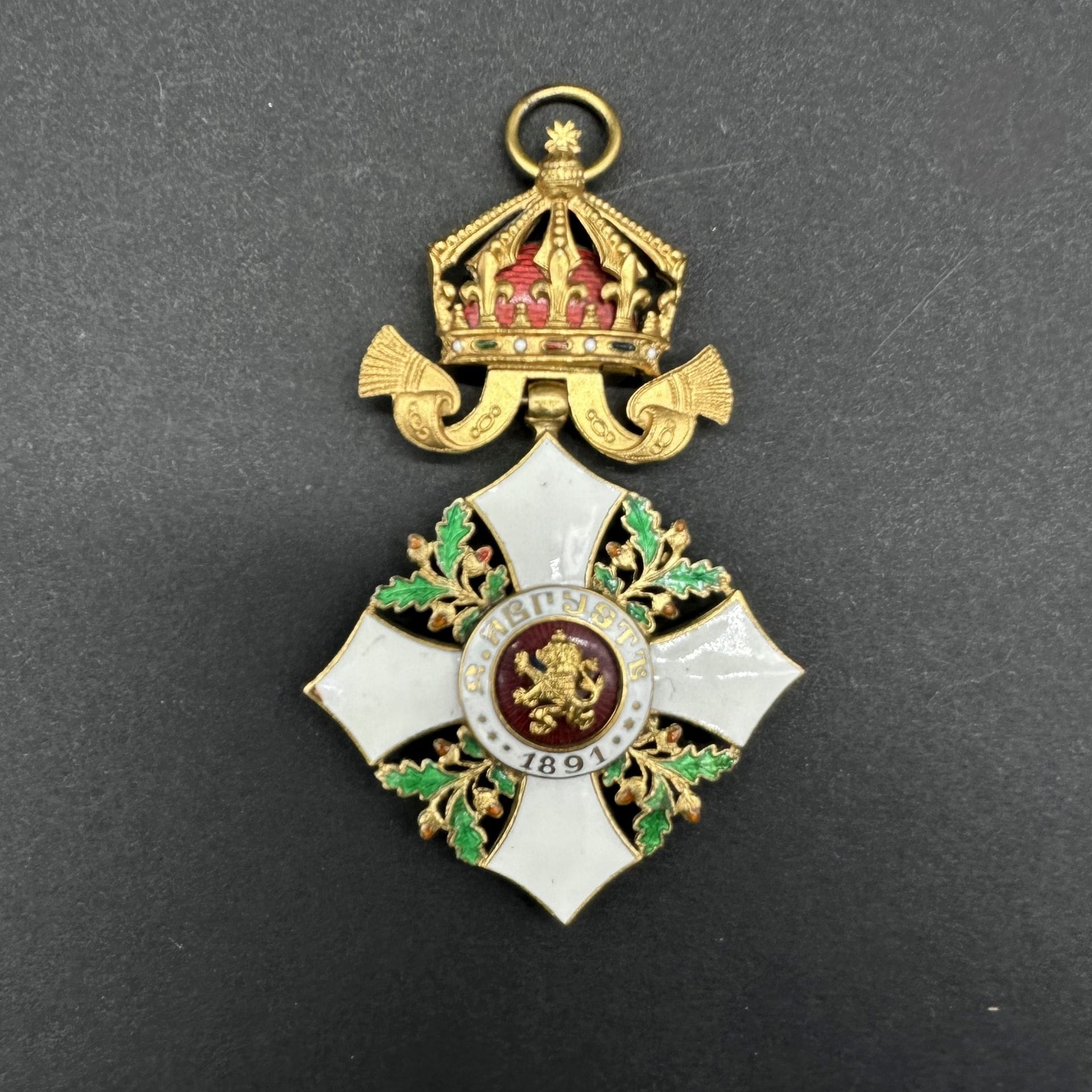 BULGARIE 

ORDRE DU MÉRITE CIVIL. 

Insigne en métal doré et émail (petits éclats). 

74 x 46 mm 

T.T.B. 

Dans un écrin.