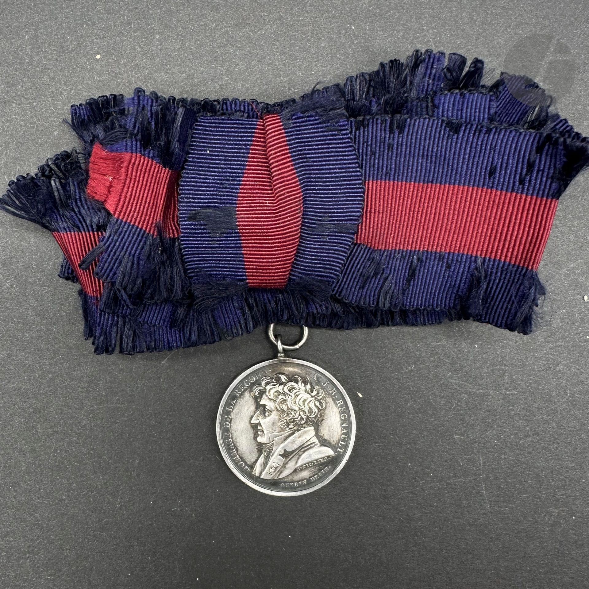 FRANCE

JEAN-BAPTISTE REGNAULT.

Rare médaille portative en argent. 

Avers « HOMMAGE DE LA RECONN. A J.B. REGNAULT », au profil de Regnault, signé N. TIOLIER F et gUERIN DELIN. Revers à la poignée de main marqué « SOUVENIR DE LA JEUNESSE ET DES ARTS et PACTE D’UNION ETERNELLE ENTRE LES DAMES ELEVES DE J.B REGNAULT PEINTRE Mbre DE L’INSTITUT ET CHEV DE L’EMPIRE. 1812. »

30 mm - Poids net : 14 g 

Attribuée sur la tranche à P. Agathe Bataillard née Wusse Chevalière Fondatrice. 

Montée sur un ruban de type britannique fortement usé. 

T.B. à T.T.B. 



Œuvre en rapport

 :Un exemplaire, non portative, cité dans Trésors de numismatique et de glyptique (1840).