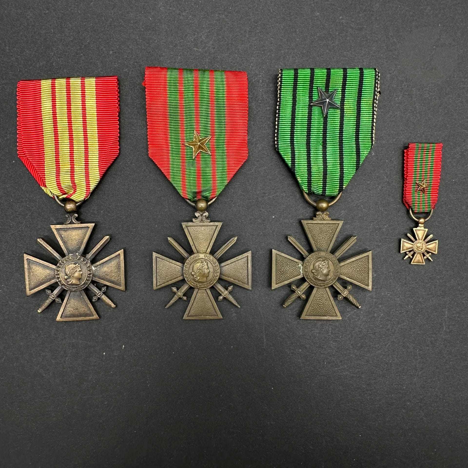 FRANCE 

CROIX De guerre (1939-1945). 

Trois croix de guerre : 

- Modèle de l’état français. En bronze. Millésime 1939-1940. Ruban de l’état français. 

- Millésime 1939. En bronze. Ruban à une étoile. 

On y joint une miniature. 

- Millésime 1939-1940. En bronze.