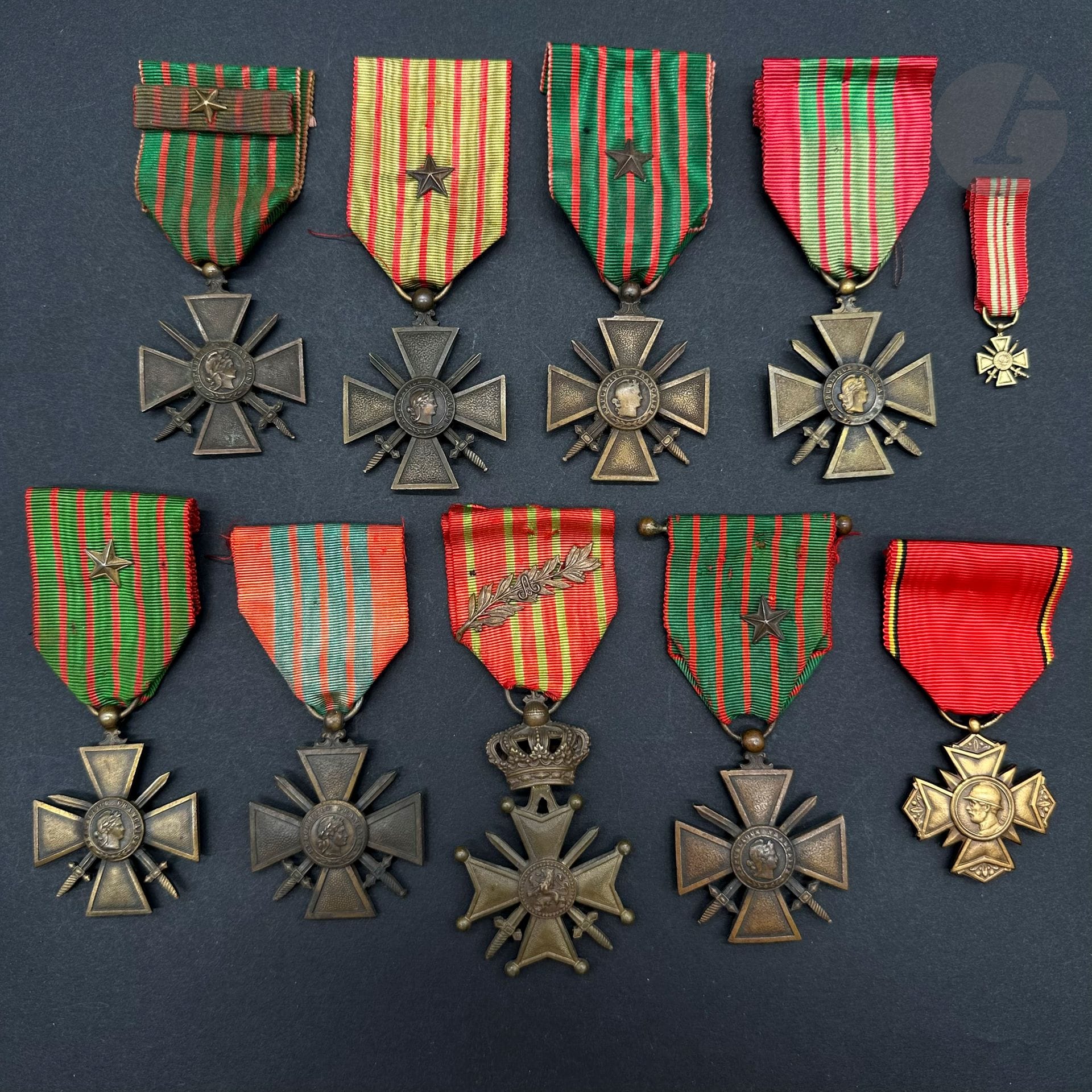 FRANCE-BELGIQUE

CROIX De GUERRE.

Ensemble de huit croix :

- Une Belge

- Cinq de la 1re guerre mondiale, une de 1915, une de 1916, deux de 1917 (coups à une), une de 1918.

- Deux de la 2e guerre mondiale, une de 1939, l’une modèle 1939-1945.

On y joint :

- Une miniature 2e guerre mondiale.

- Une médaille Belge FRVRA au profil d’Albert Ier.