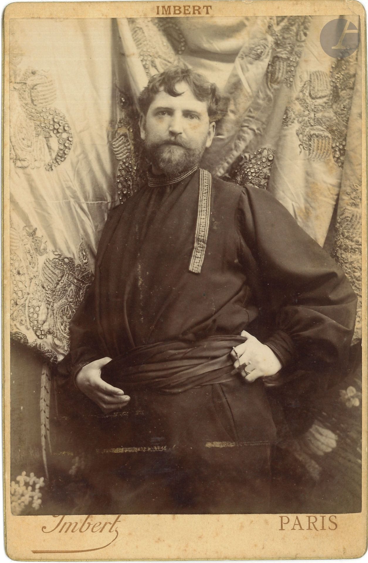 [Alfons MUCHA (1860-1939)]. 11 photographs in period prints; various formats.
Fine photograph of the painter from the front by Imbert (in-8); 4 other photographs of the painter (in-12 and a postcard); 3 photographs of his model Louise Paillard (2 in-12 and a postcard); a large-format photograph (21.5 x 26.5 cm) of his studio; plus an in-4 card with a montage of 2 photographs of paintings (yellowed and faded).