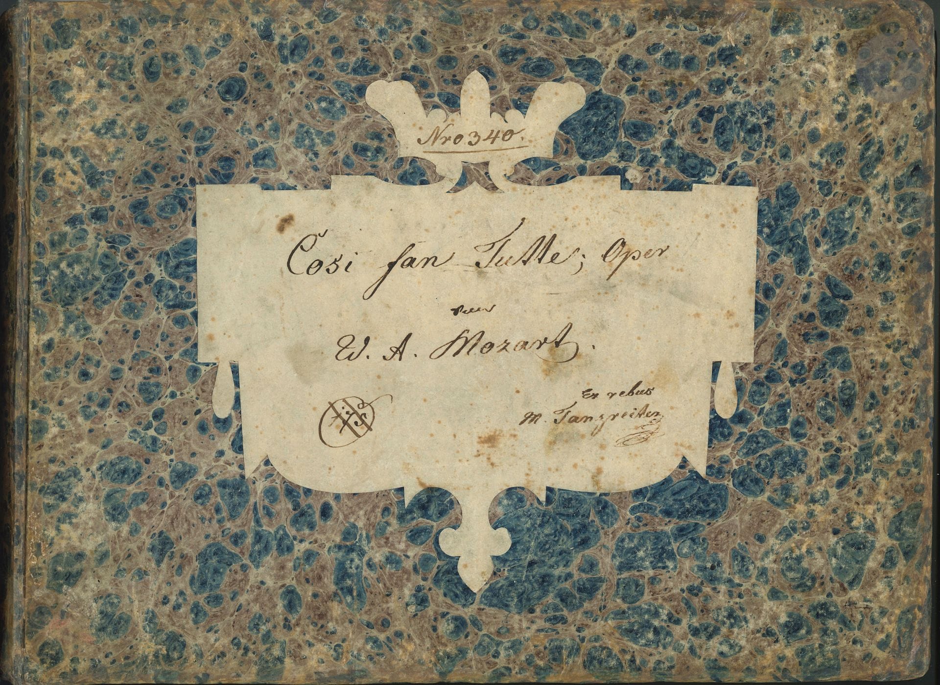 Wolfgang Amadeus MOZART. Cosi fan tutte. O sia la Scuola degli amanti. Weibertreue oder die Mädchen sind von Flandern. Eine komische Oper in 2 Ackten… [KV 588] Im Klavierauszuge von C. G. Neefe. (Bonn, Simrock, [1799]); un volume oblong in-4, cartonnage ancien avec étiquette de titre manuscrite sur le plat sup.
Première édition de la partition chant-piano avec le texte italien et le texte allemand dû à Christoph Friedrich Bretzner. 
Elle compte 31 numéros; manquent ici l’Ouverture et les nos 6, 11 et 30; la page de titre est en photocopie. Musique gravée, cotage n° 91.
Ex libris manuscrit sur l’étiquette de titre: «Ex rebus M. Tanzreiter».