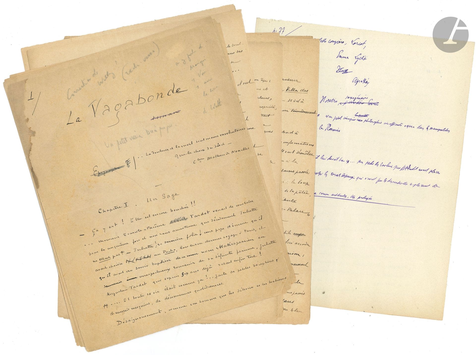 CURNONSKY (1872-1956). Manuscrit autographe, La Vagabonde [Un petit vieux bien propre, 1907]; 133 feuillets petit in-4 (23 x 18 cm), paginé 1-57, 62-137.
Manuscrit entièrement de la main de Curnonsky du roman signé par Willy, Un petit vieux bien propre, avec annotations autographes de Willy. 
Un petit vieux bien propre a été publié en 1907 à la Bibliothèque des Auteurs modernes, sous la seule signature de Willy. Ce manuscrit montre que le roman a été entièrement écrit par Curnonsky. 
Le manuscrit de Curnonsky, à l’encre noire, couvre le recto des feuillets. Il présente de nombreuses ratures et corrections, et des additions, à l’encre violette, par Willy, qui a ajouté des remarques sur une cinquantaine de versos, à l’encre violette ou au crayon, principalement à partir de la p.70; ainsi (p.54 v°): «Minne (rappeler en trois lignes qu’il la refusa héroïquement / directeur de consciences laïque, gratuite et facultatif, heureux de mettre sa vieille expérience et son indulgence (plénière) au service des pénitentes qui venaient de s’agenouiller dans son confessionnal virtuel, fait de bâtons de chaises et de balais plus qu’à moitié rôtis / D’ailleurs il n’attendait aucune récompense». 
Il est divisé en chapitres: I Un Sage, II Une poule survint…, III Les Rencontres de Mlle Pimprenelle de Folligny, IV Entre le “fromage” et la “vedette” [qui sera divisé en deux], VI Une figure bien parisienne; avec une petite lacune entre les pages 57 et 62.
On joint un manuscrit de copiste partiel (30p. in-4). Plus le tapuscrit d’un Plan d’Une plage d’amour, «roman balnéaire» de Willy (20p. in-4), avec annotations autographes de Willy.