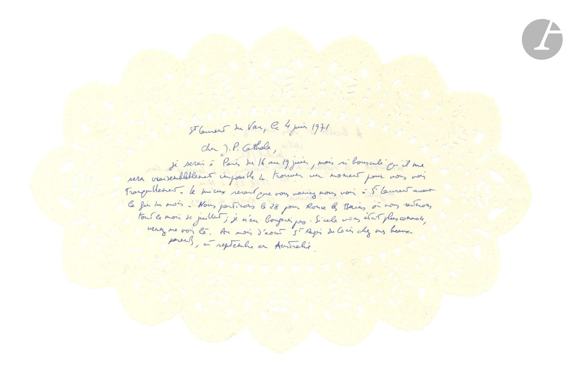 Michel BUTOR (1926-2016). 3 L.A.S., février-août 1971, à Jean-Paul Cathala; une carte postale, une page in-4, une page grand in-8 sur papier à bordure dentelle, une enveloppe.
Nice 5 février 1971. Il remercie pour l’envoi du Cahier de poésie [Zoo, Avant-Quart (Pour les enfants 1), n°19 (1970)], très réussi, et qu’il a prêté à la maitresse de sa fille, qui l’utilise en classe. Nommé cette année professeur à la Faculté de Lettres de Nice, il s’est donc installé dans la région. Ils s’y plaisent beaucoup. Il part bientôt aux États-Unis et en Angleterre et sera en mai à Paris pour «signer le service de presse de deux nouveaux livres chez Gallimard»… – St-Laurent-du-Var 4 juin (sur un napperon en papier-dentelle). Il n’aura pas le temps de voir Cathala à Paris du 16 au 19 juin, mais donne son programme des vacances d’été en espérant sa visite. Il part en Australie en septembre… St-Régis-du-Coin 3 août 1971. Au dos d’une carte postale imprimée de son poème optique Perle, pour France Gaspar [Métamorphoses, n°15-16, mai 1971], dont il a biffé au feutre bleu les 13 mentions du verbe «COULER». Il donne son itinéraire et ses différentes adresses pour l’été, puis départ pour la Nouvelle-Zélande, retour à Saint-Laurent le 17 octobre…
On joint la plaquette de Poëme Optique, «Tiré à part de la revue “Strates” (Bruxelles, octobre 1965) avec une écriture de l’auteur» (Imprimerie Nordial, Bruxelles), avec dédicace a.s.: «Pour J.P. Cathala ce texte déjà utilisé dans Illustrations II dont voici la version primitive».