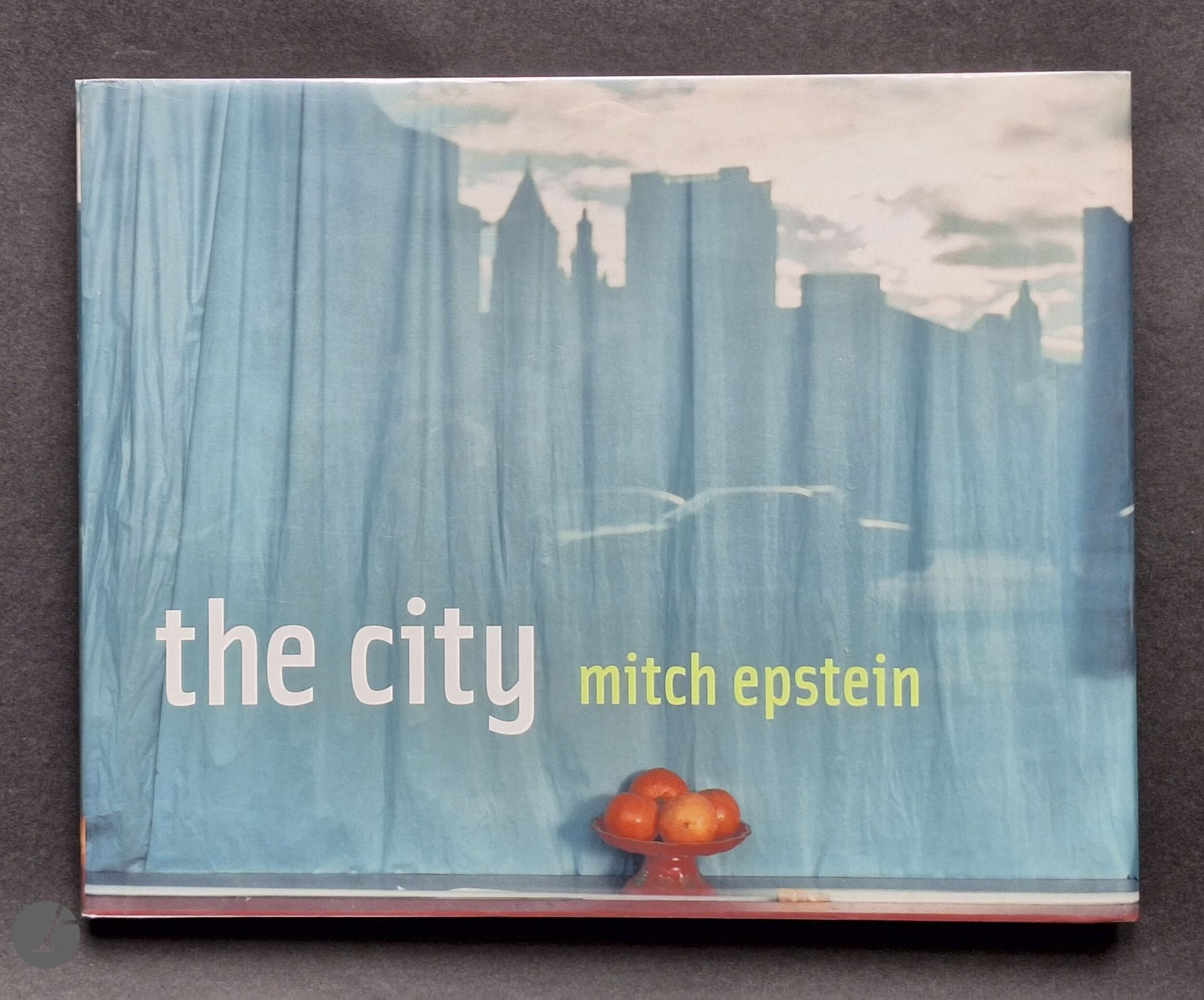 2001  EPSTEIN, MITCH (1952) 
The City.
powerHouse Books, 2001.
In-4 (24 x 30 cm). Édition originale. Photographies reproduites en couleurs. Relié sous jaquette illustrée. Bel état.