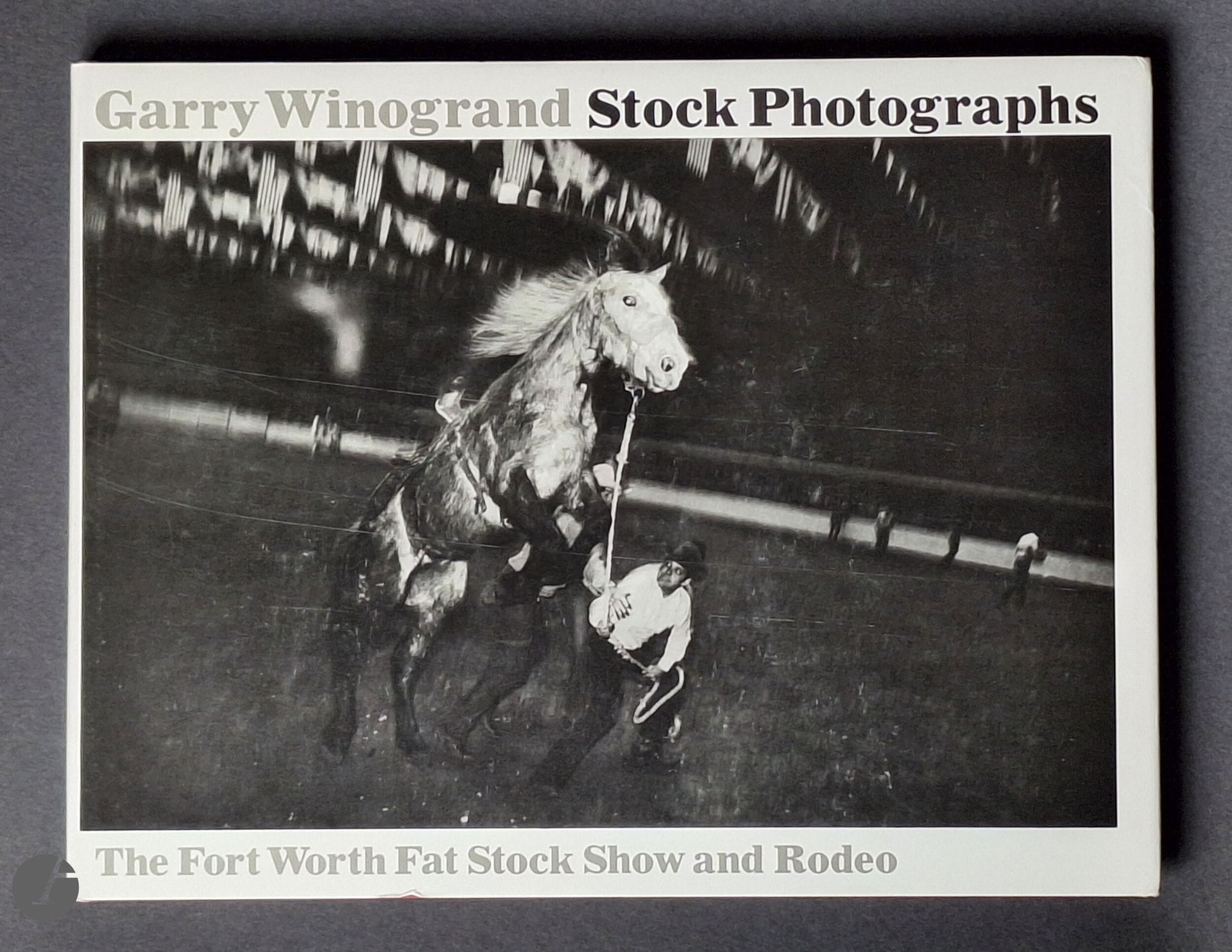 1980  WINOGRAND, GARRY (1928-1984) 
Stock Photographs.
The Fort Worth Fat Stock Show and Rodeo.
University of Texas Press, 1980.
In-4 oblong (22 x 29 cm). Édition originale. 118 pages. Reliure en tissu rouge sous jaquette illustrée.