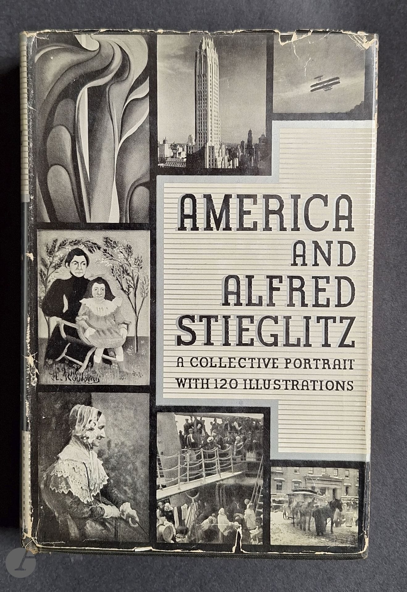 1934  STIEGLITZ, ALFRED (1864-1946) 
America and Alfred Stieglitz.
A collective portrait, with 120 illustrations. 
Doubleday, Doran and Company, 1934.
In-8 (24 x 16 cm). ?4dition originale. 340 pageqs. 32 planches photographiques hors-texte. Cartonnage d'éditeur sous jaquette illustrée (légères usures).
