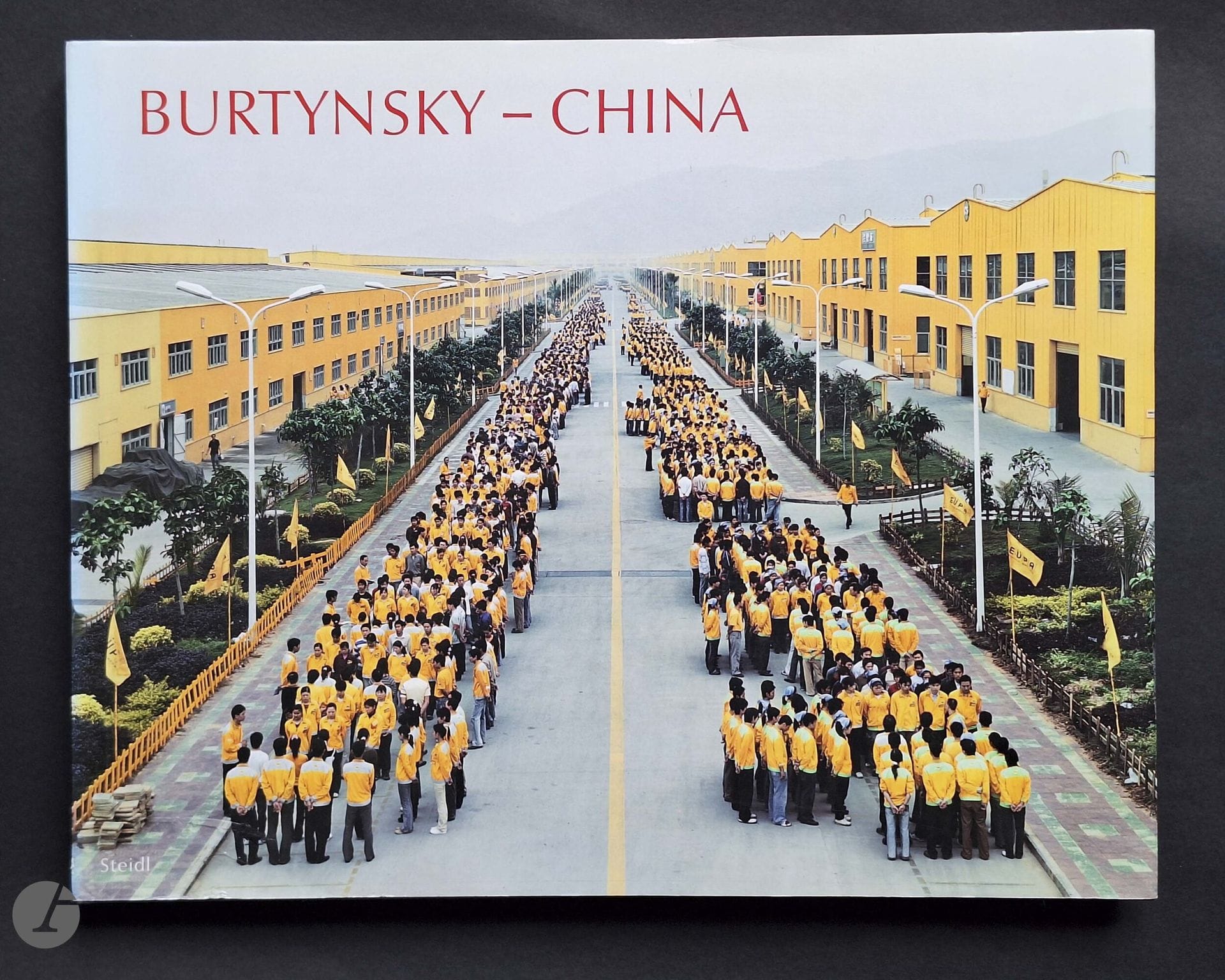 2005  BURTYNSKY, EDWARD (1955)
China.
Steidl, 2005.
In-4 (29 x 37 cm). Édition originale. 148 pages. Relié sous jaquette illustrée.