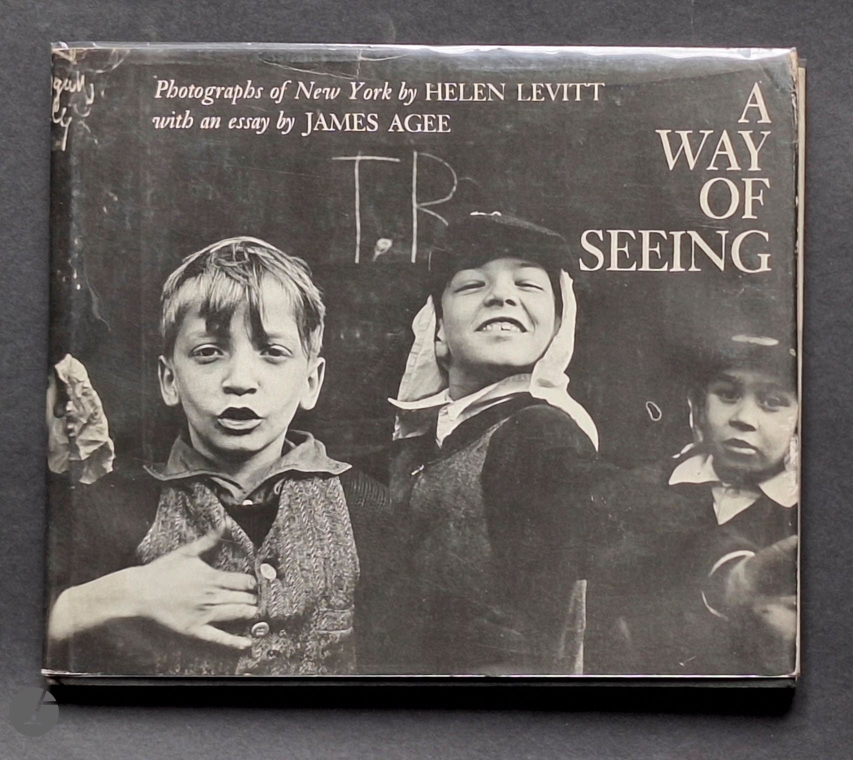 1965  LEVITT, HELEN (1913-2009) 
A Way of Seeing. 
Photographs of New York by Helen Levitt with an Essay By James Agee. 
The Viking Press, New York, 1965. 
In-8 (20 x 24 cm). Edition originale. 80 pages. Reliure d'éditeur sous jaquette illustrée (légères usures). 
Ref. Parr & Badger, I, p. 252.